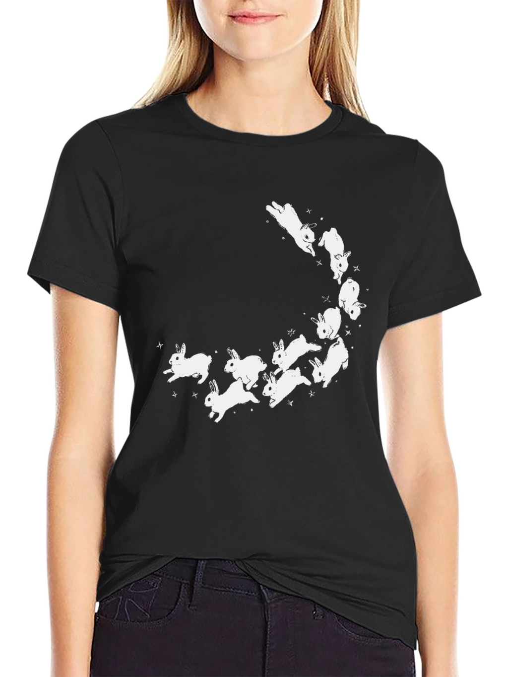 Camiseta Negra con Diseño de Conejos Blancos