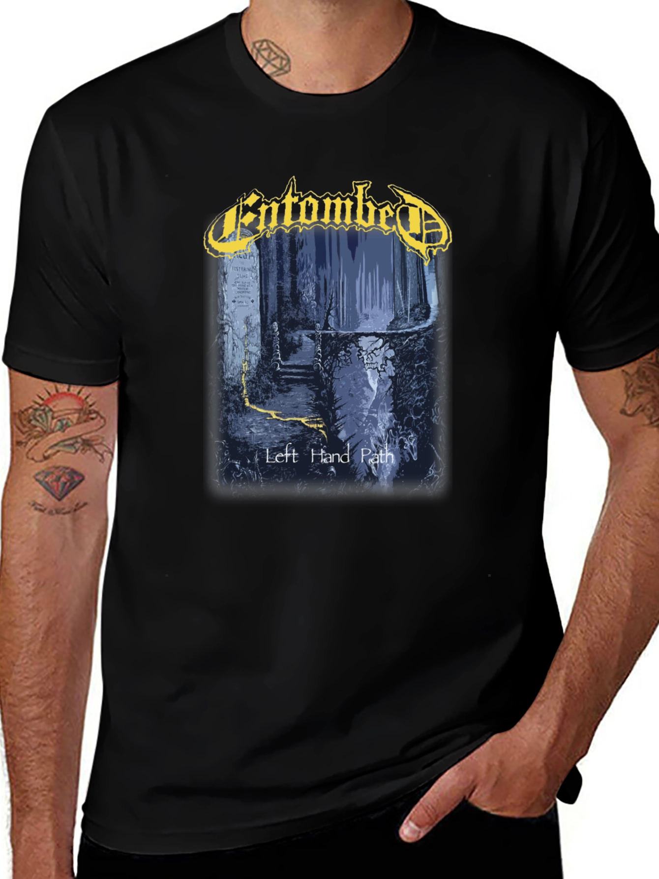Camiseta Negra con Diseño de Entombad Left Hand Path