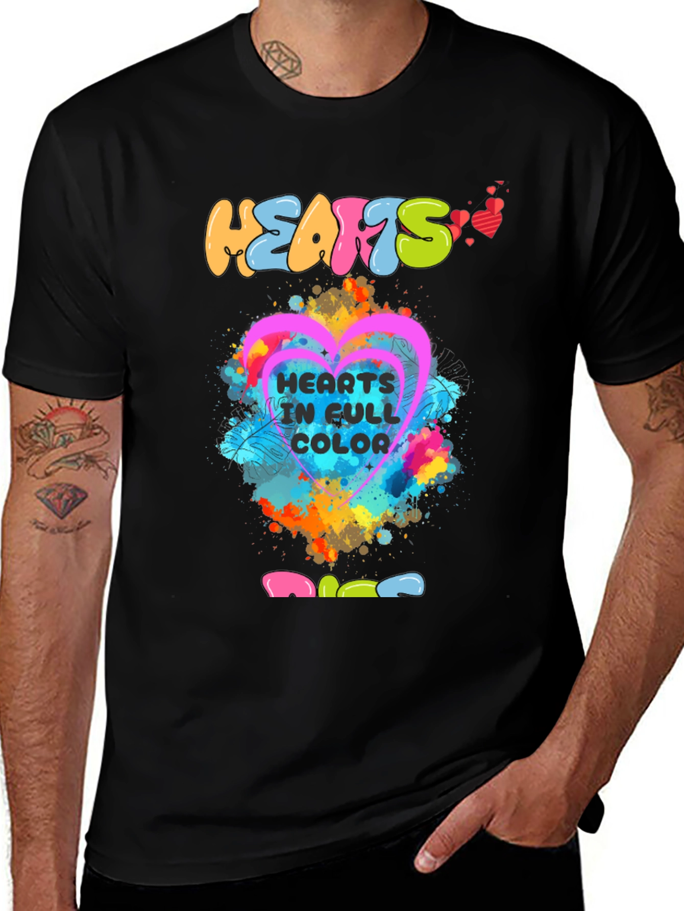 Camiseta Negra con Diseño de Corazones a Todo Color