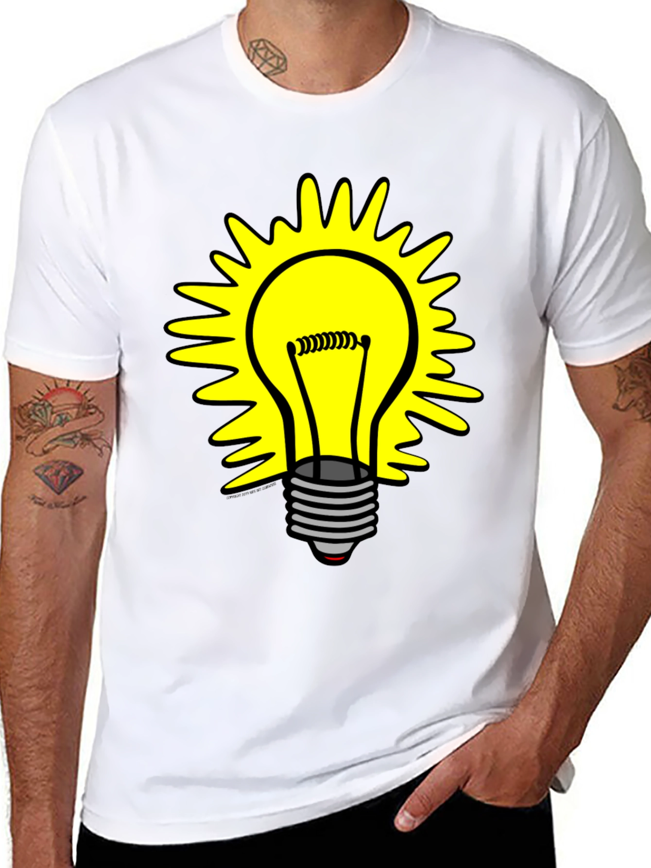 Camiseta Negra con Diseño de Bombilla Iluminada