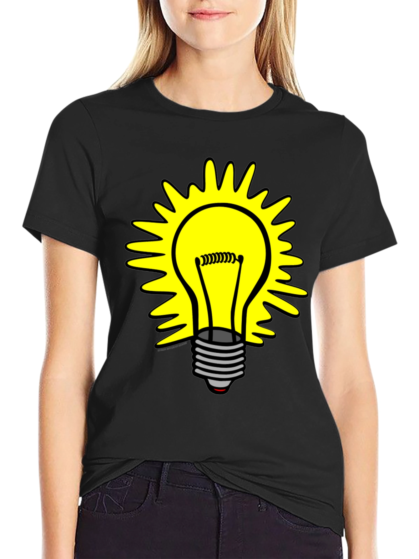 Camiseta Negra con Diseño de Bombilla Iluminada