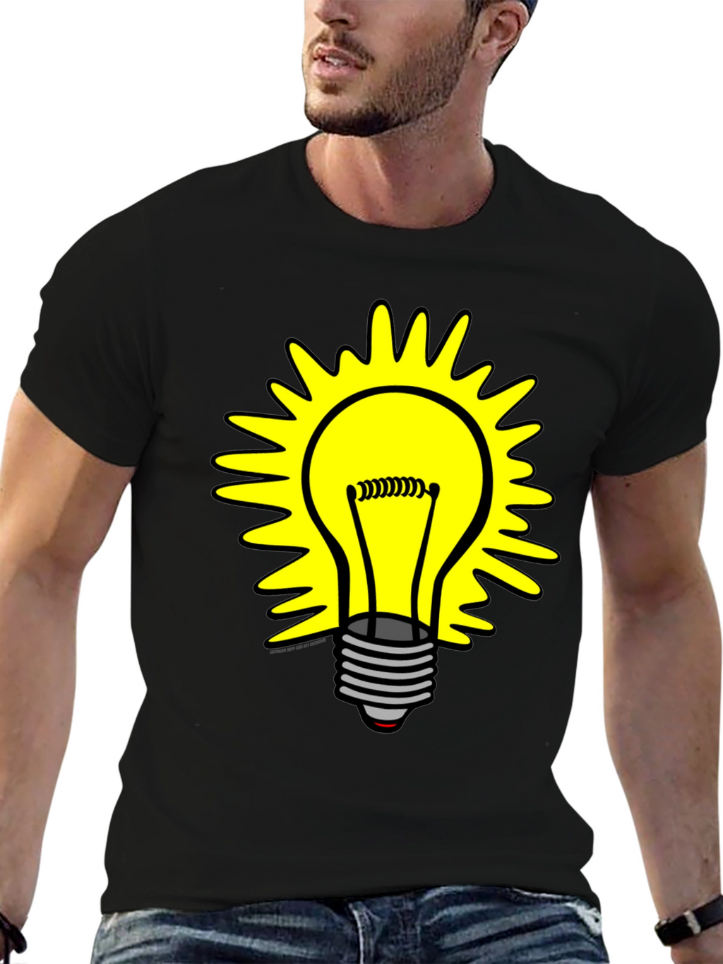 Camiseta Negra con Diseño de Bombilla Iluminada