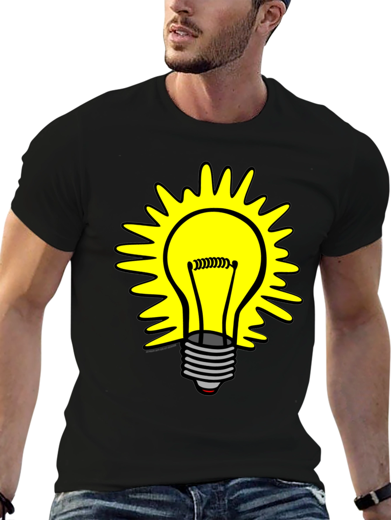 Camiseta Negra con Diseño de Bombilla Iluminada