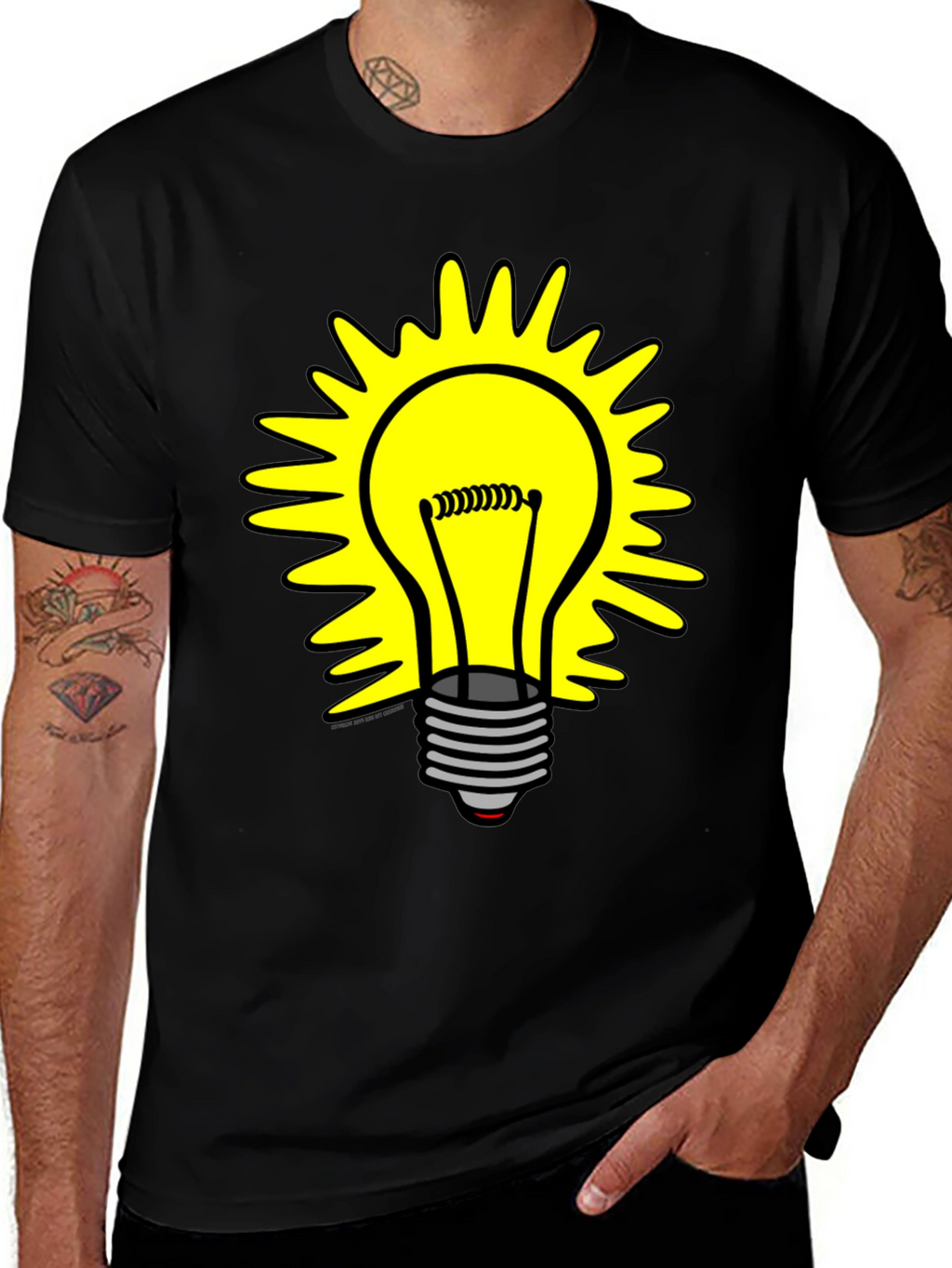 Camiseta Negra con Diseño de Bombilla Iluminada