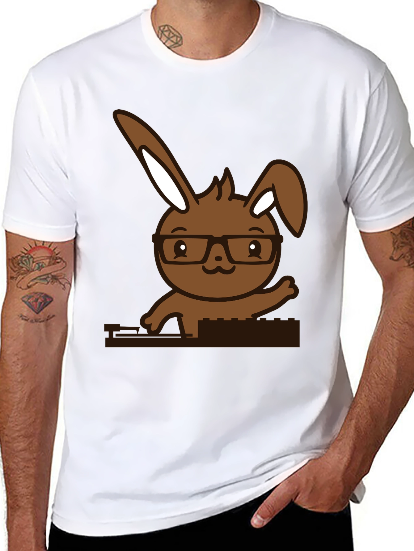 Camiseta Negra con Conejo Nerd