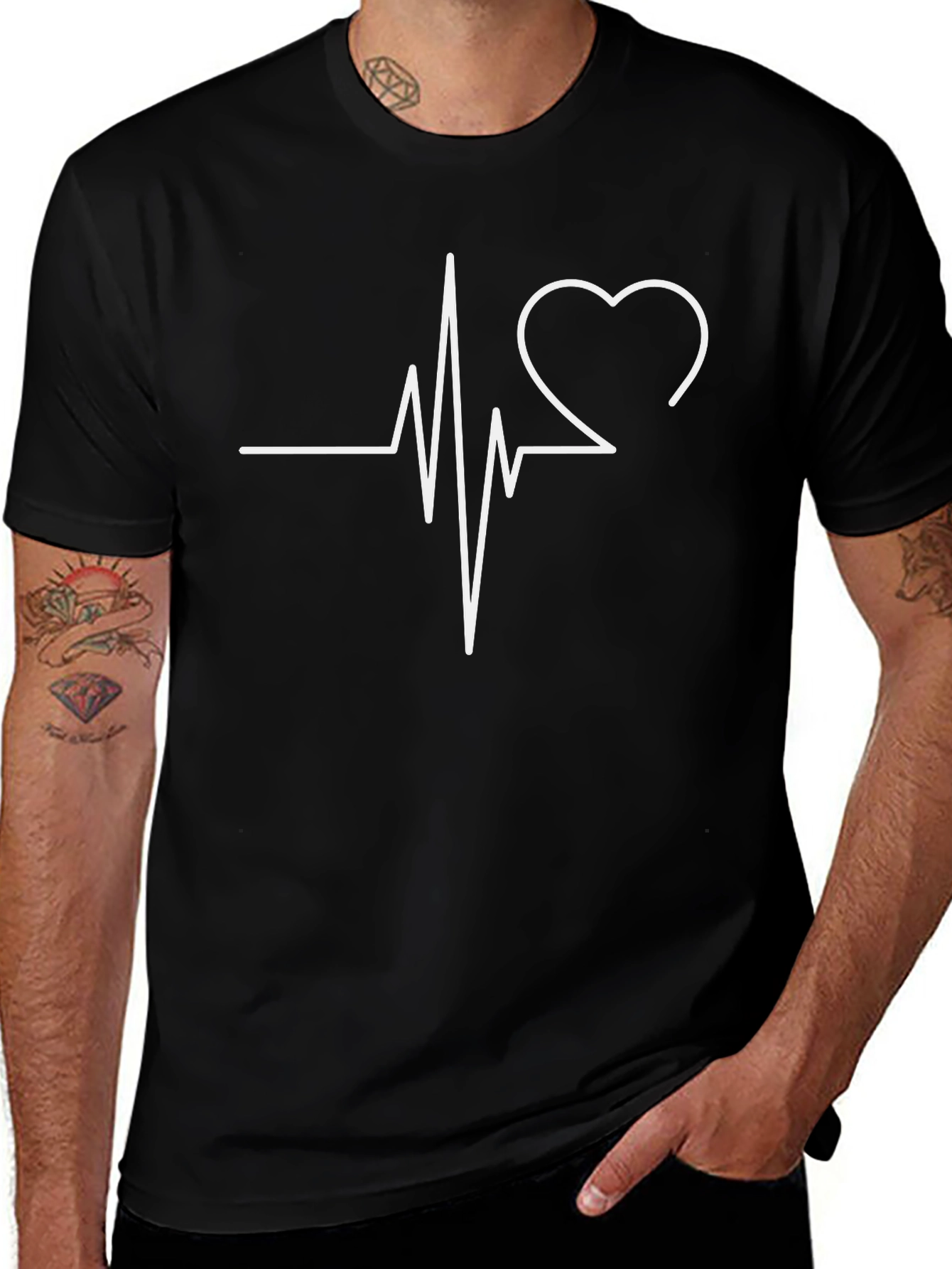 Camiseta Negra con Diseño de Latido y Corazón