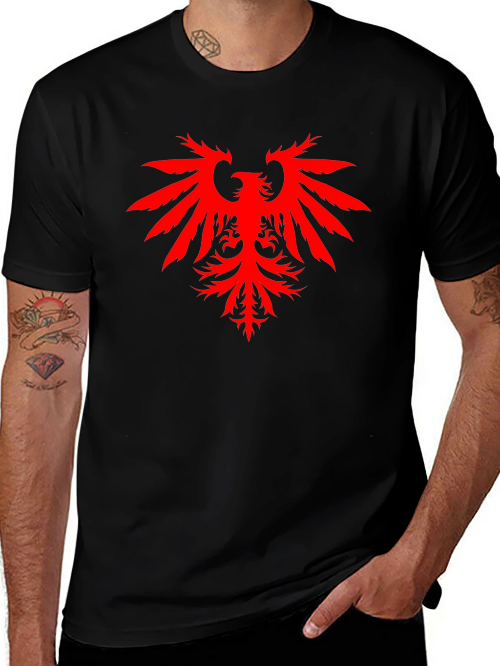 Camiseta Negra con Águila Roja Estilizada