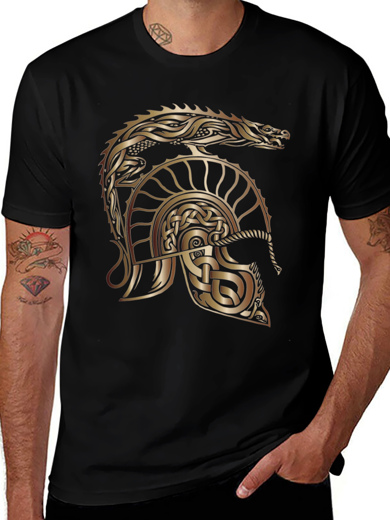Camiseta Negra con Diseño Celta de Casco y Dragón Dorado