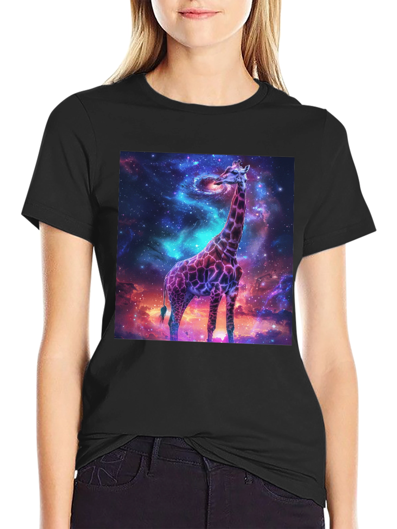 Camiseta Negra con Diseño de Jirafa Cósmica