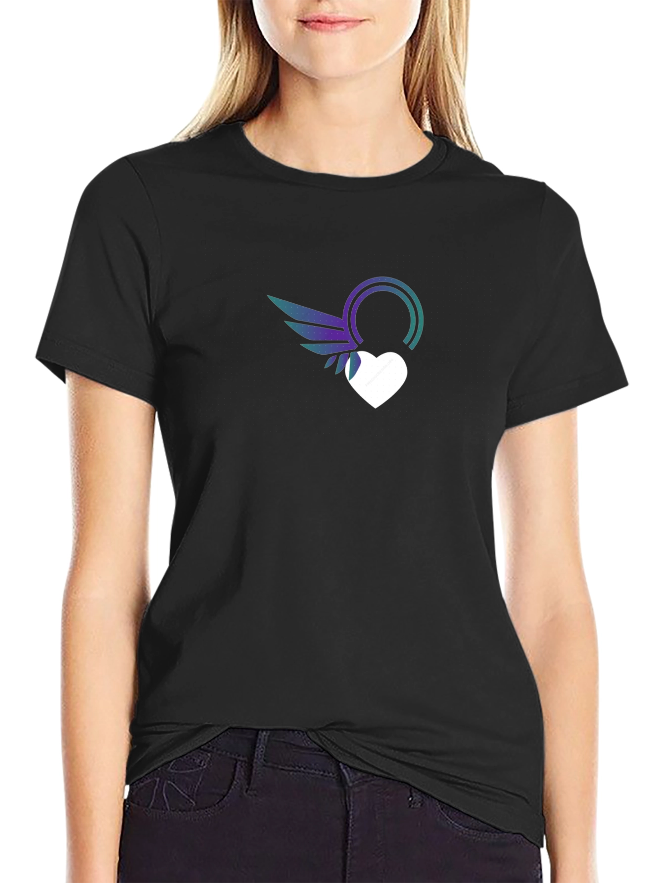Camiseta Negra con Diseño de Corazón Alado
