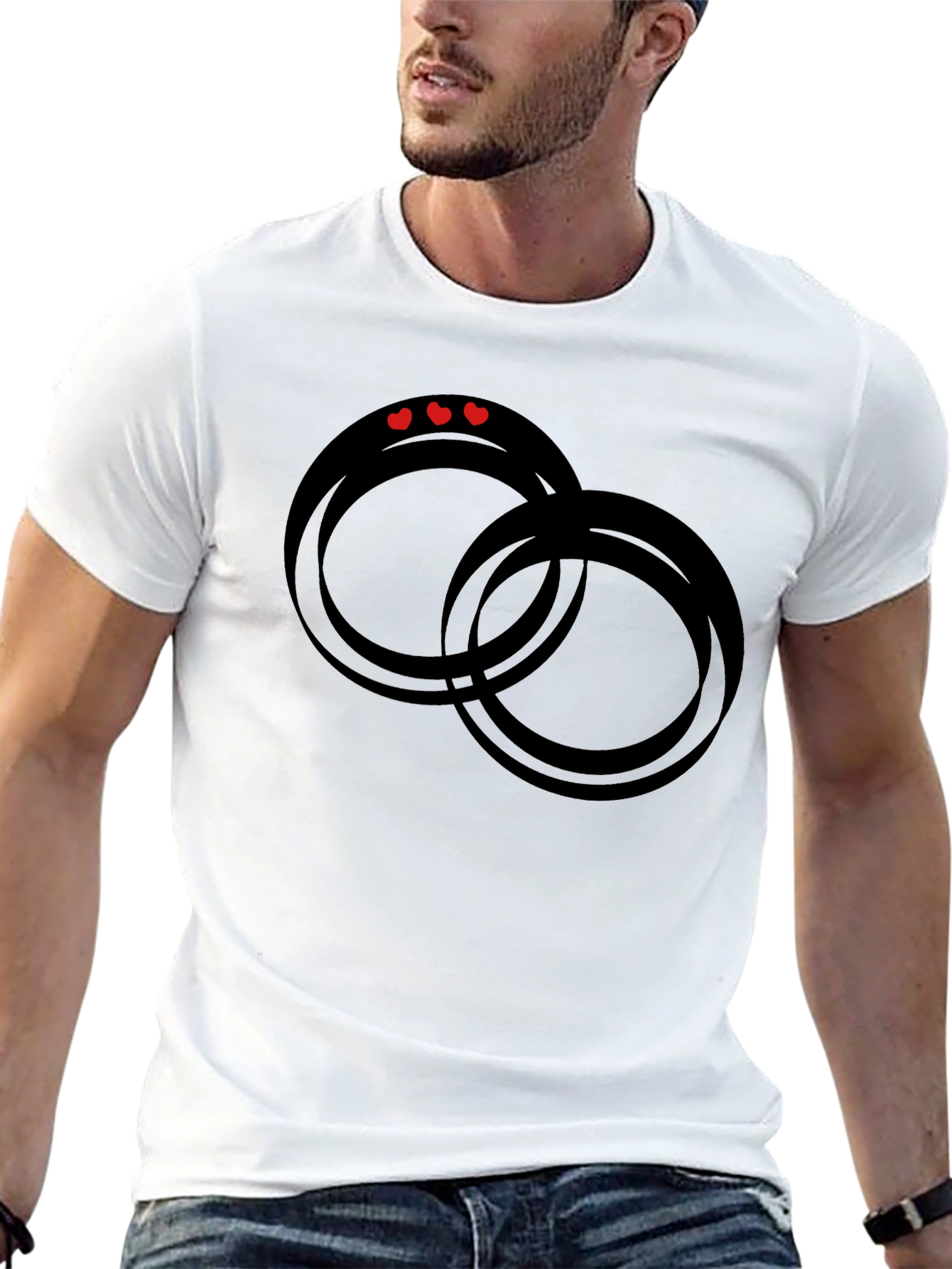 Camiseta Negra con Diseño de Anillos y Corazones