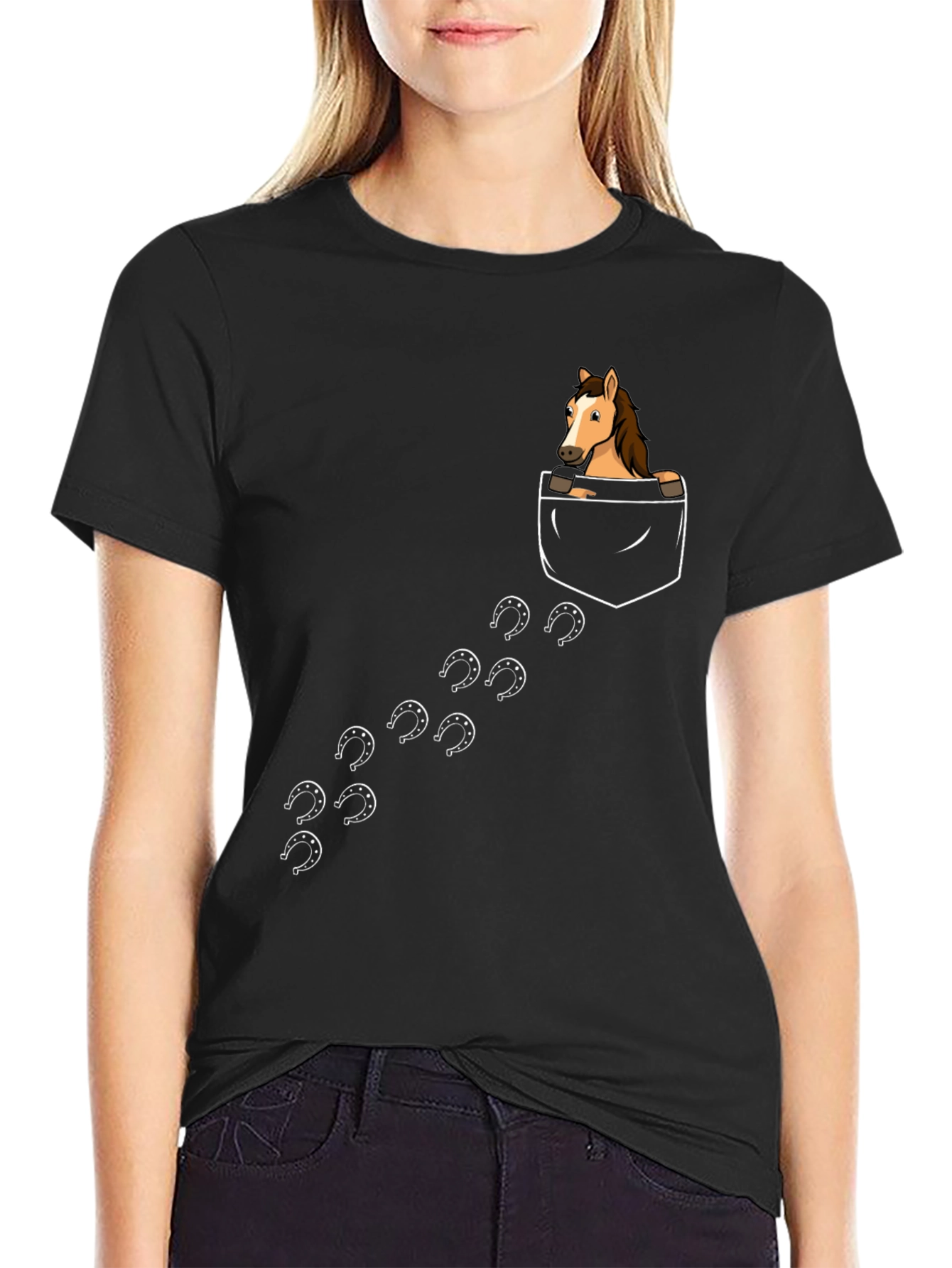 Camiseta Negra con Diseño de Caballo en Bolsillo