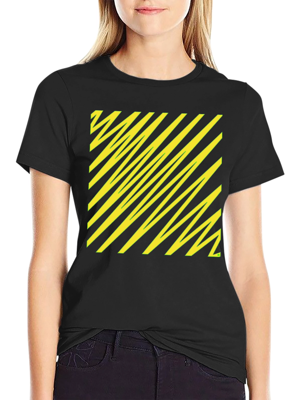 Camiseta Negra con Diseño Abstracto Amarillo