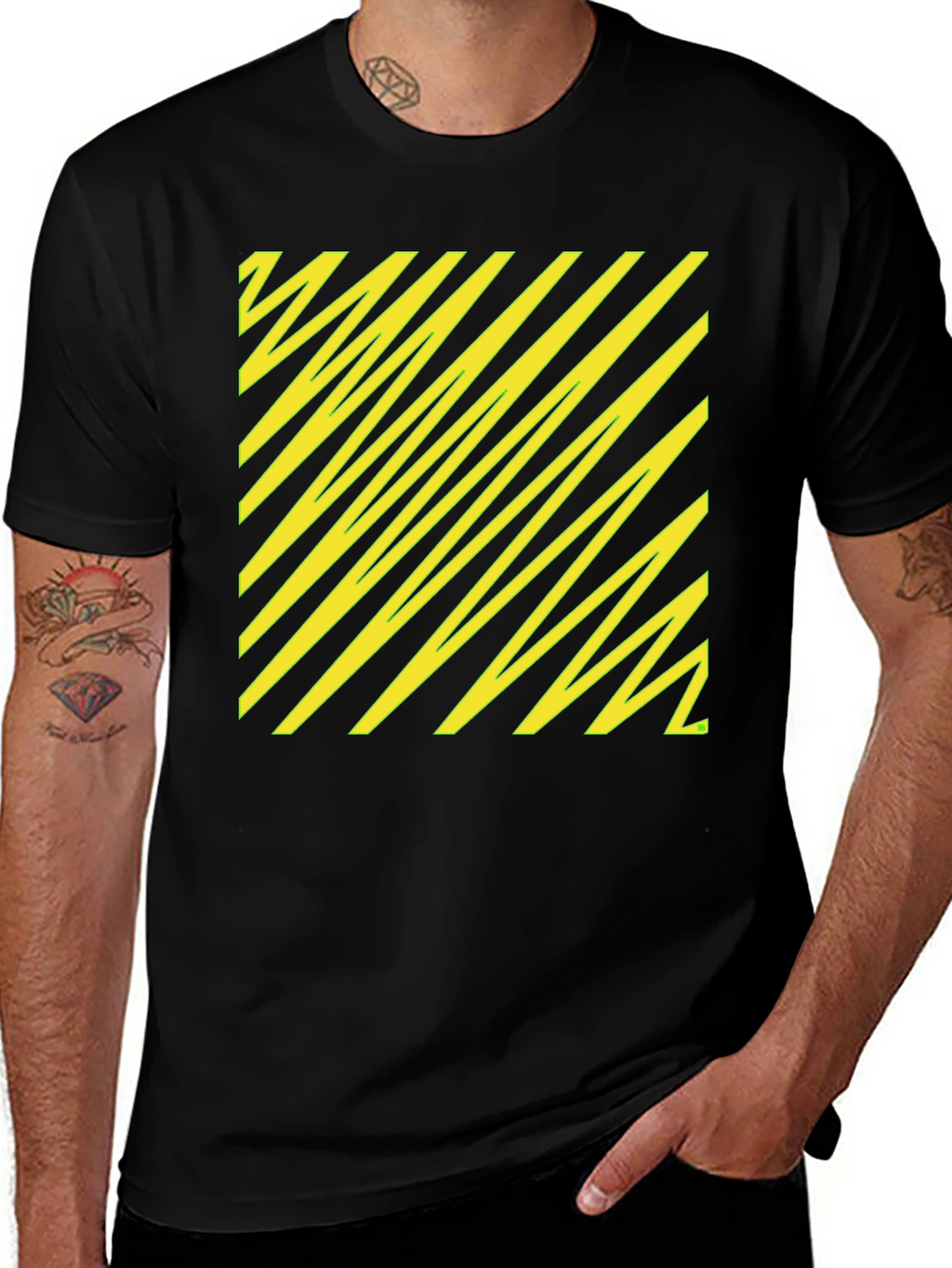 Camiseta Negra con Diseño Abstracto Amarillo
