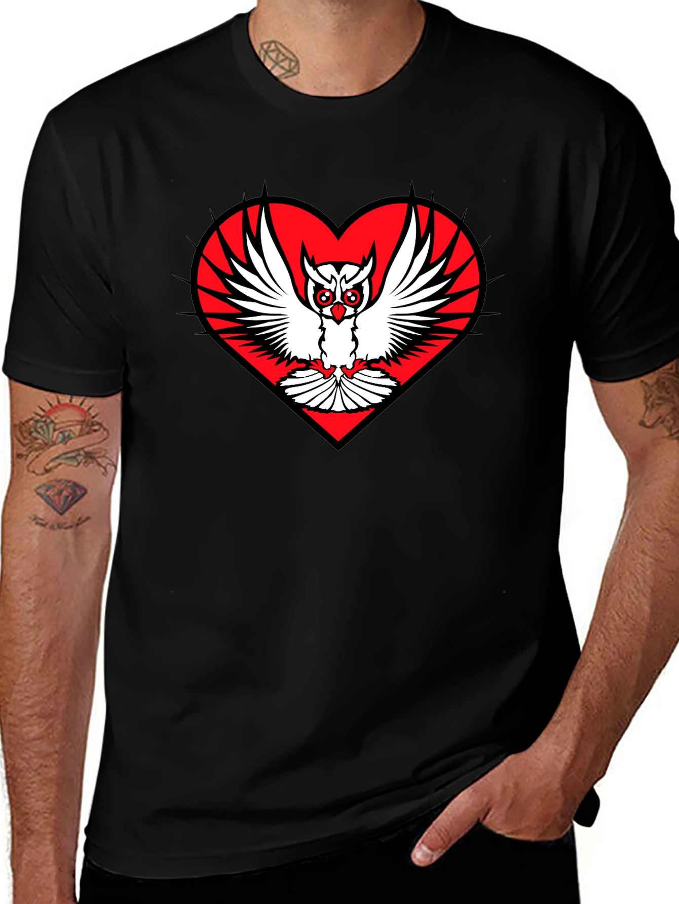 Camiseta Negra con Diseño de Búho en Corazón Rojo