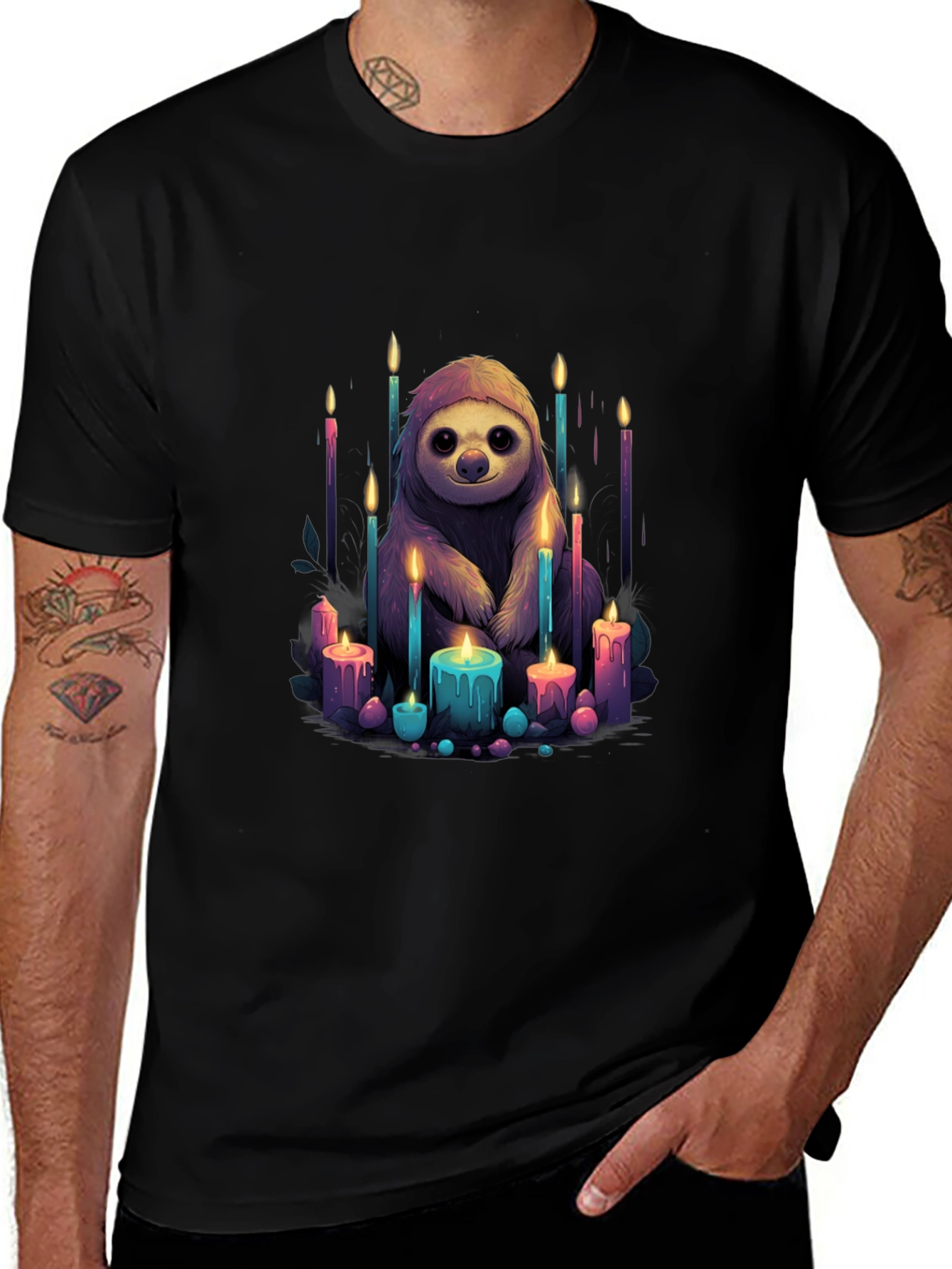 Camiseta Negra con Diseño de Perezoso y Velas