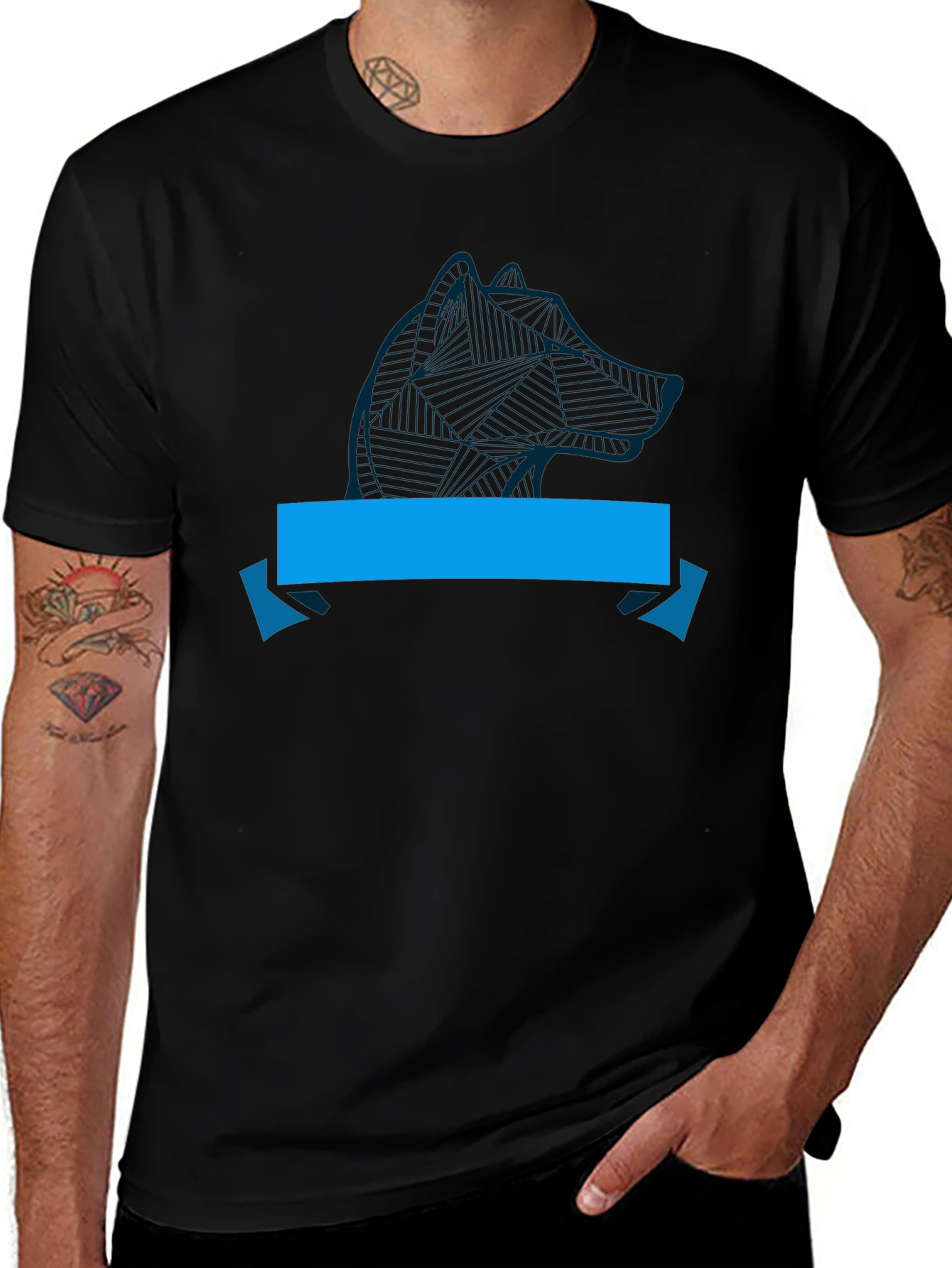 Camiseta Negra con Diseño de Lobo y Cinta Azul
