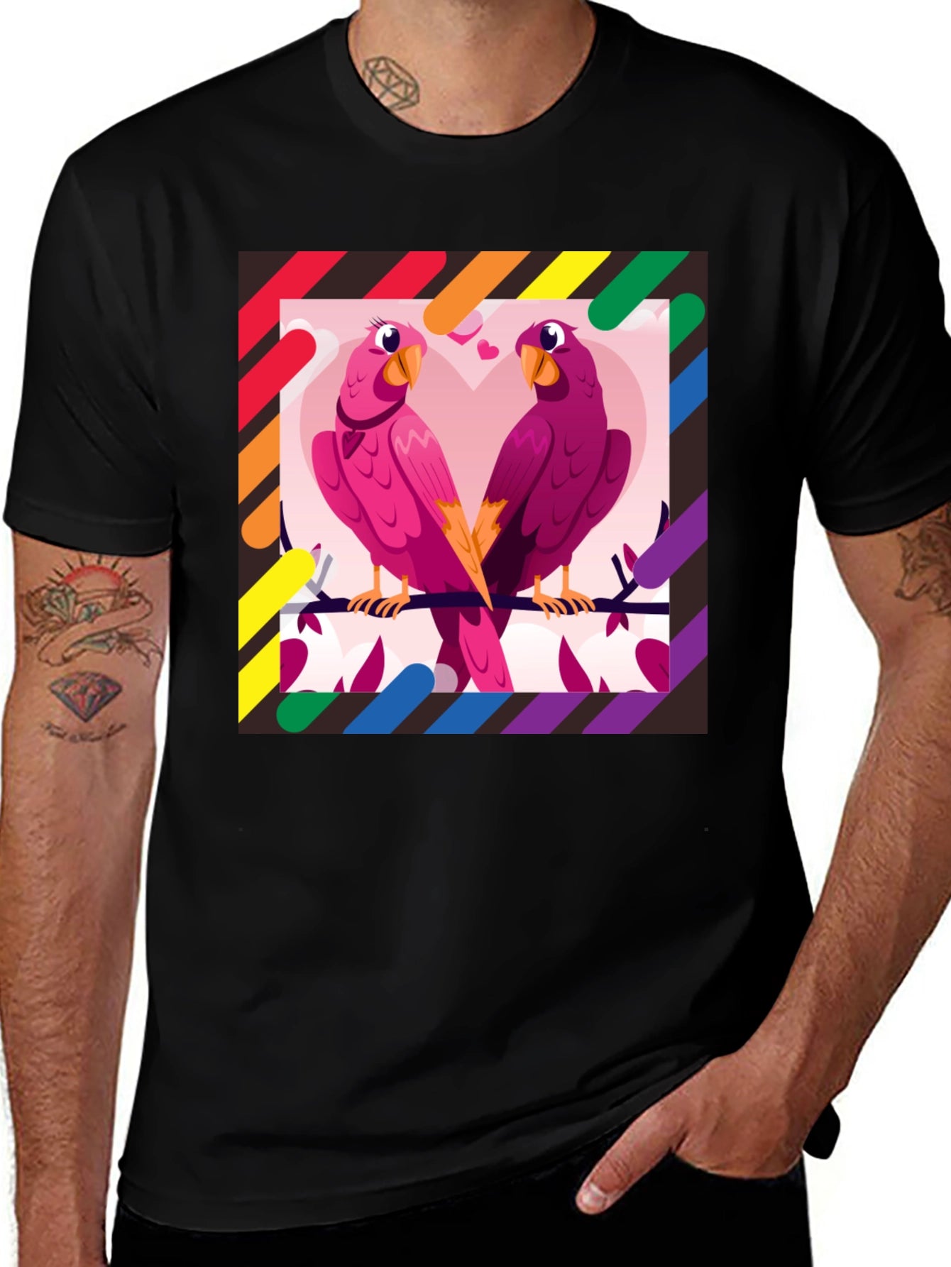 Camiseta Negra con Diseño de Loros Enamorados LGBT