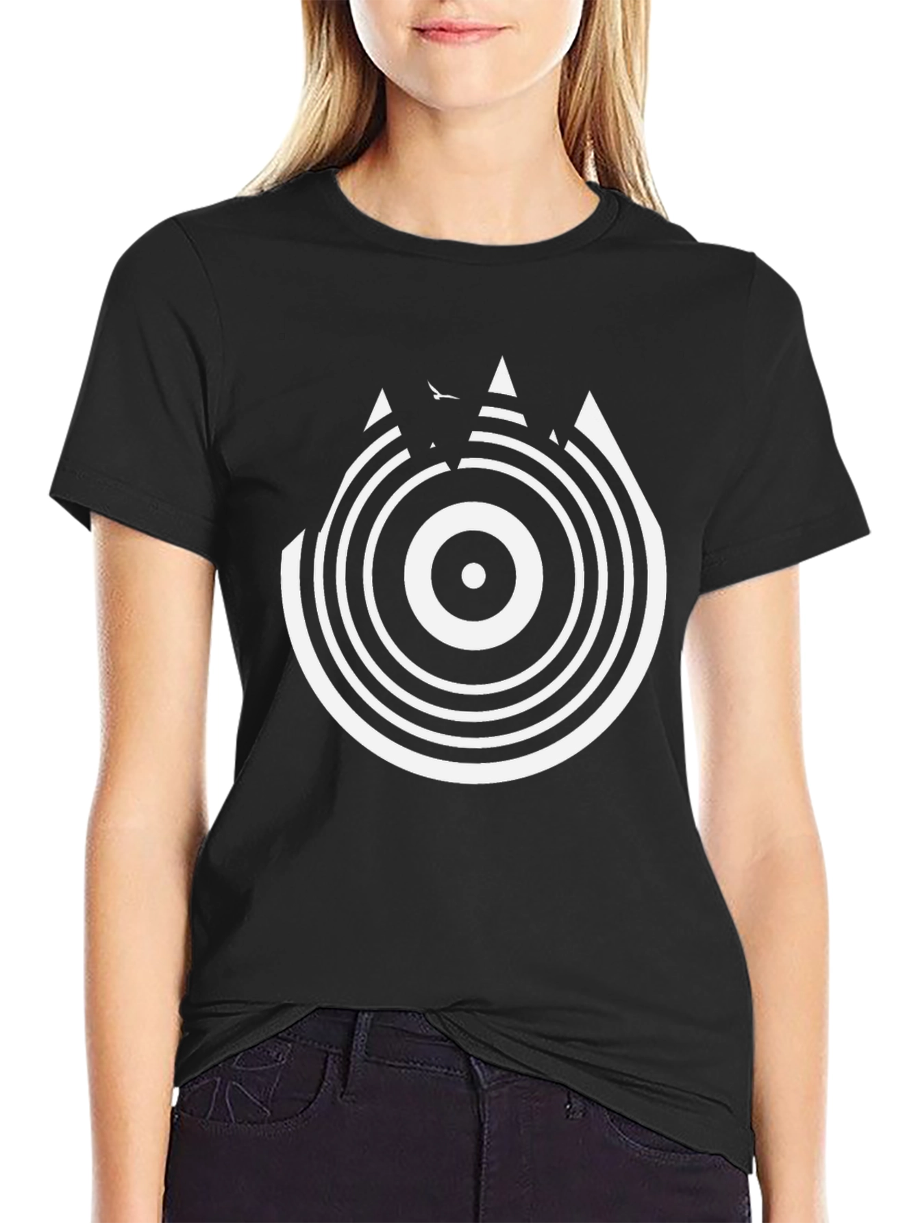 Camiseta Negra con Diseño Circular Abstracto
