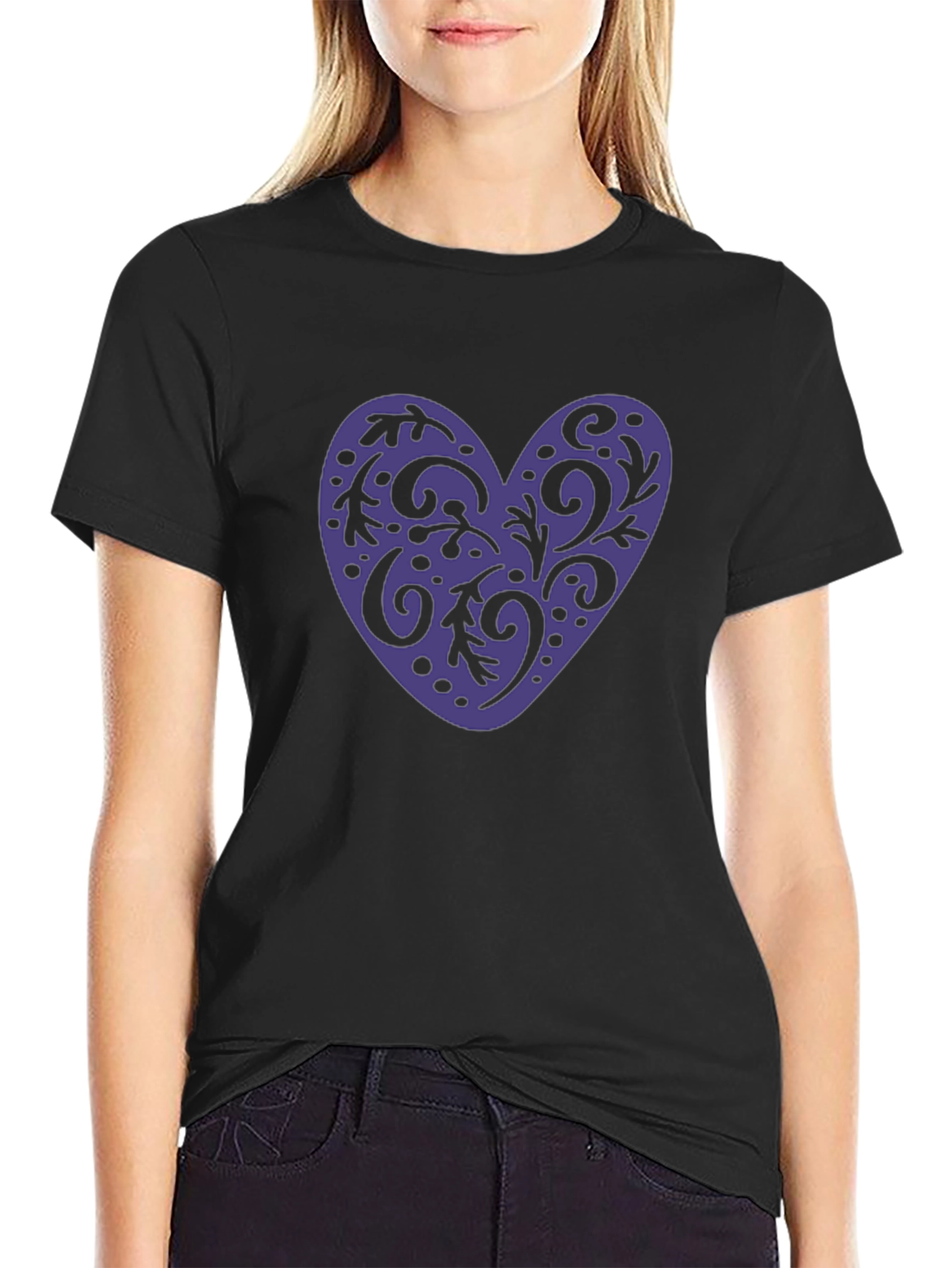 Camiseta Negra con Corazón Violeta Decorado