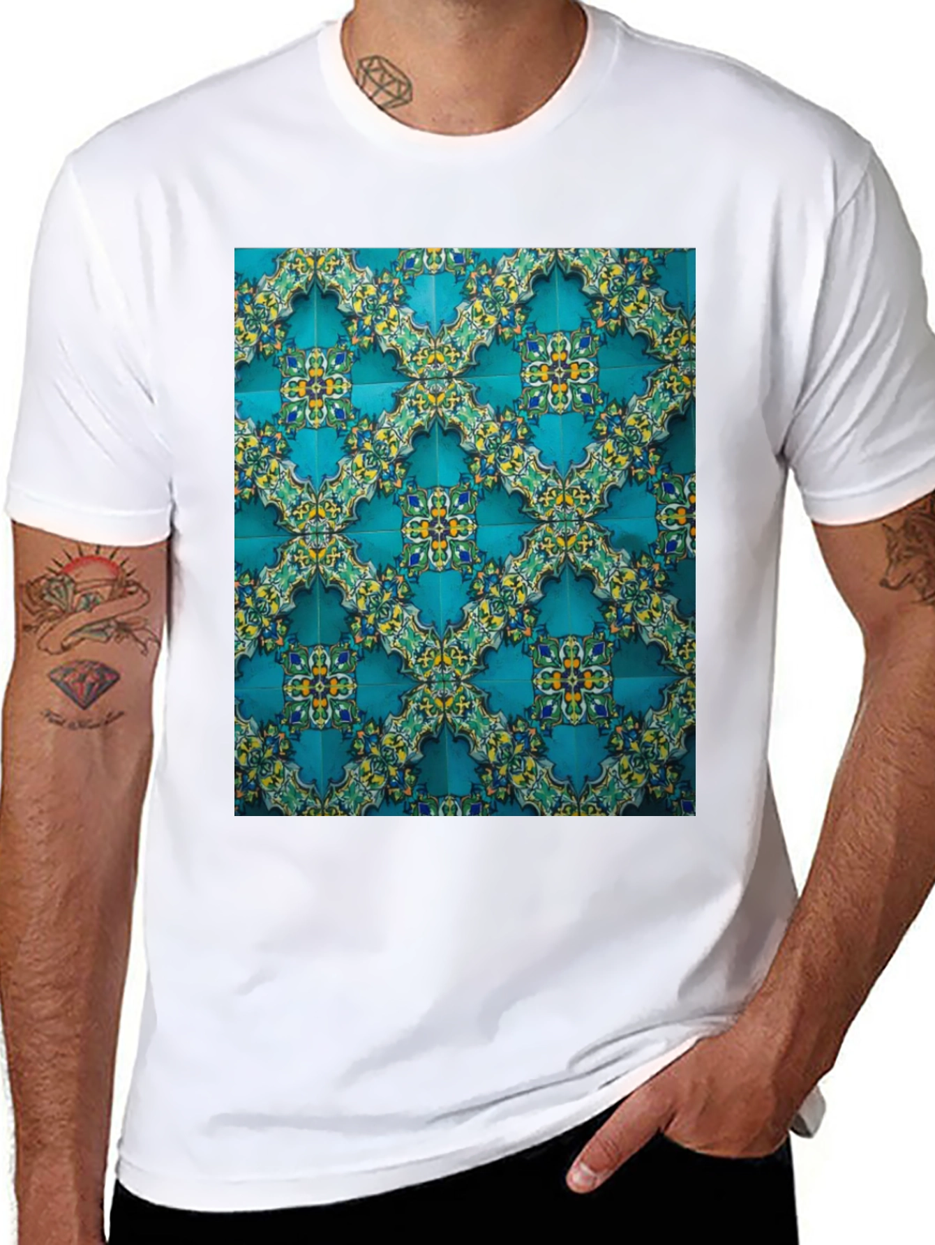 Camiseta Negra con Diseño de Azulejos Turcos