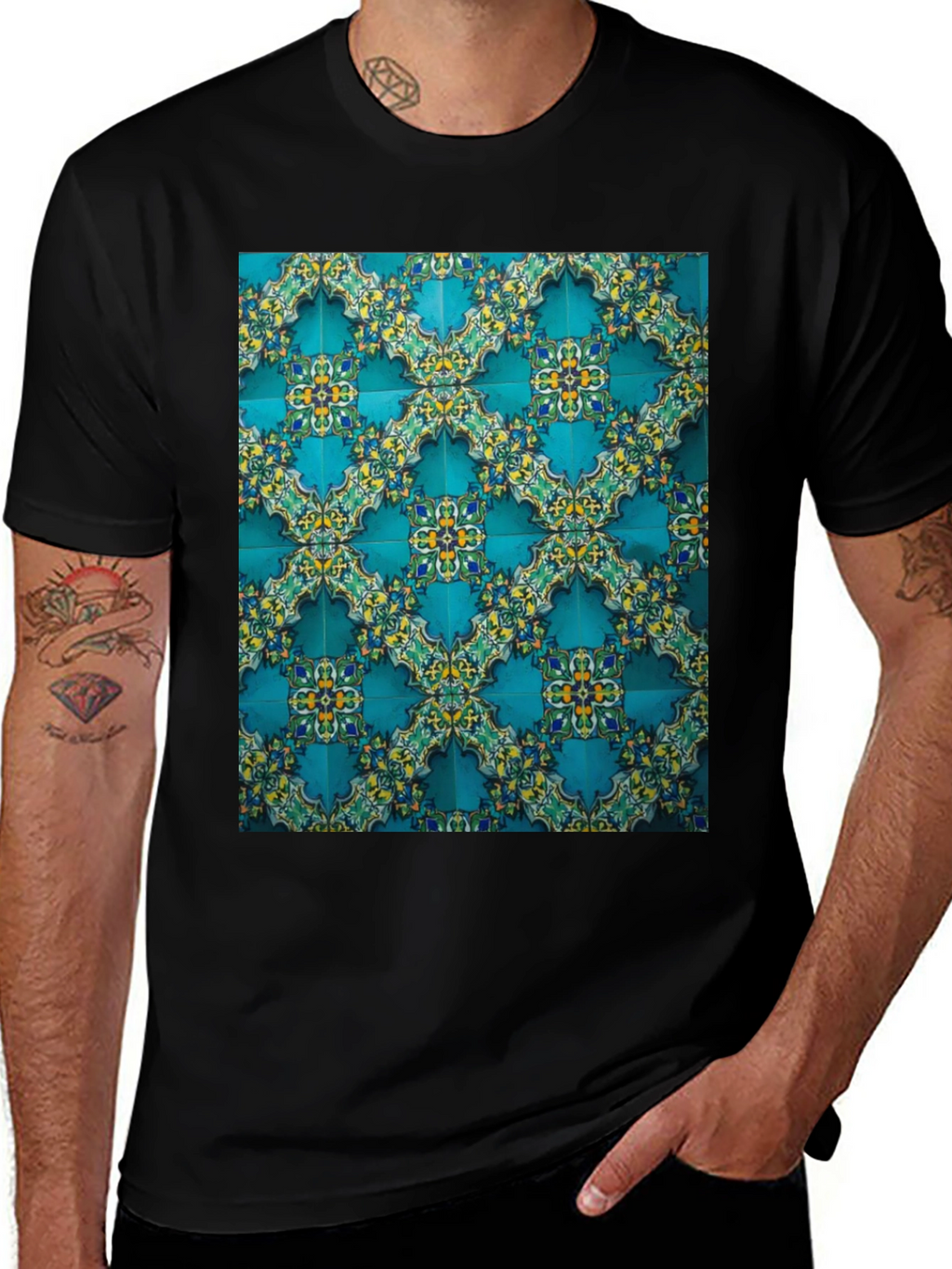 Camiseta Negra con Diseño de Azulejos Turcos