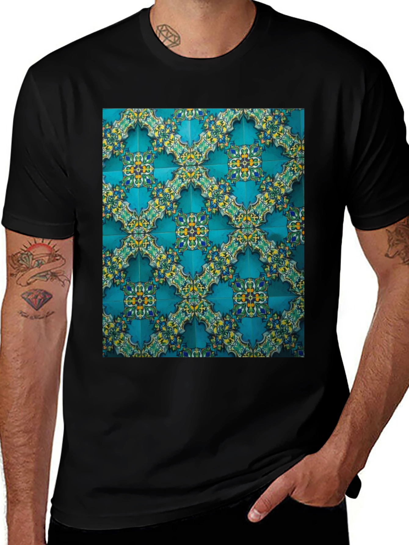 Camiseta Negra con Diseño de Azulejos Turcos