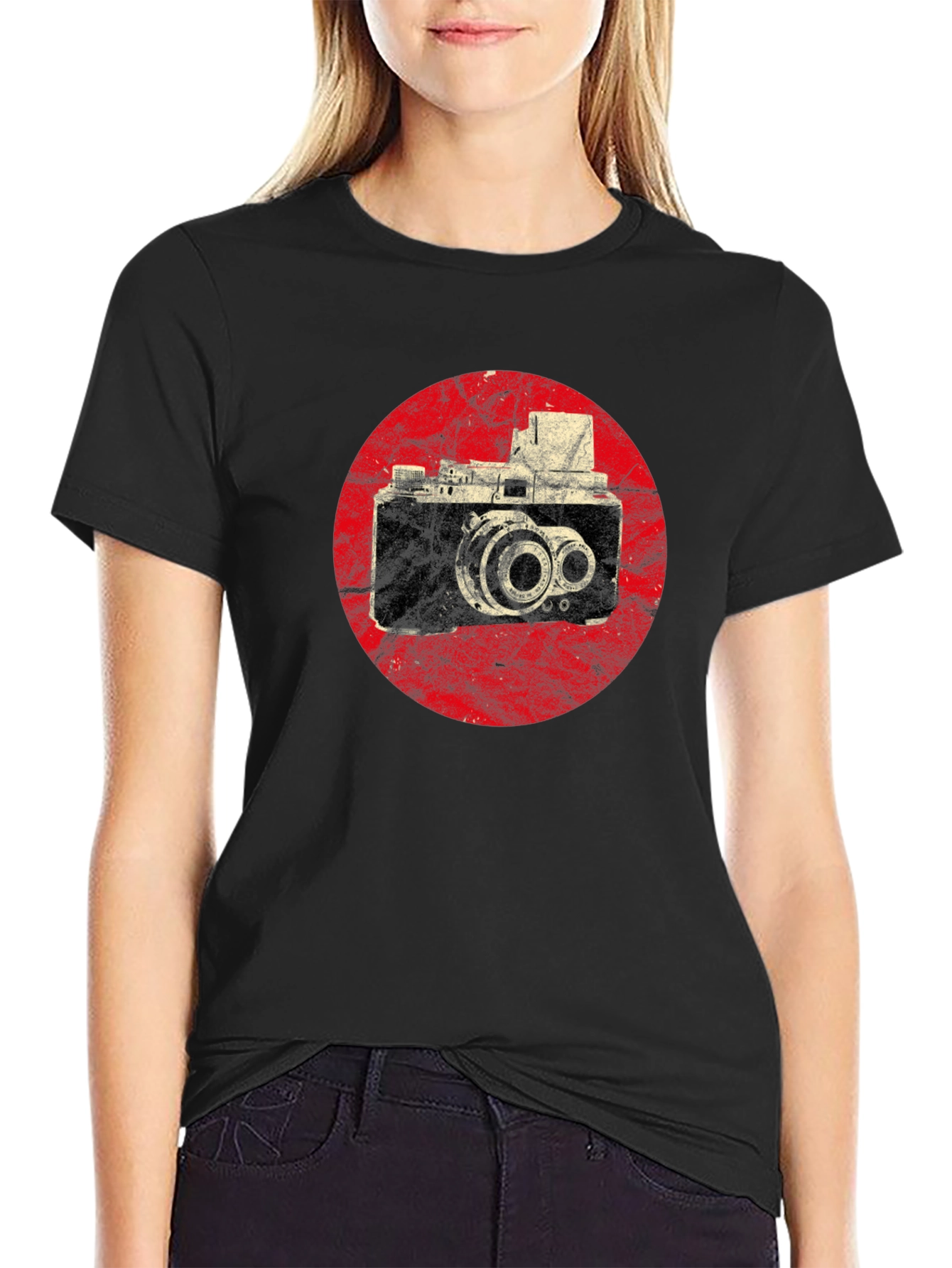 Camiseta Negra con Diseño de Cámara Vintage en Rojo