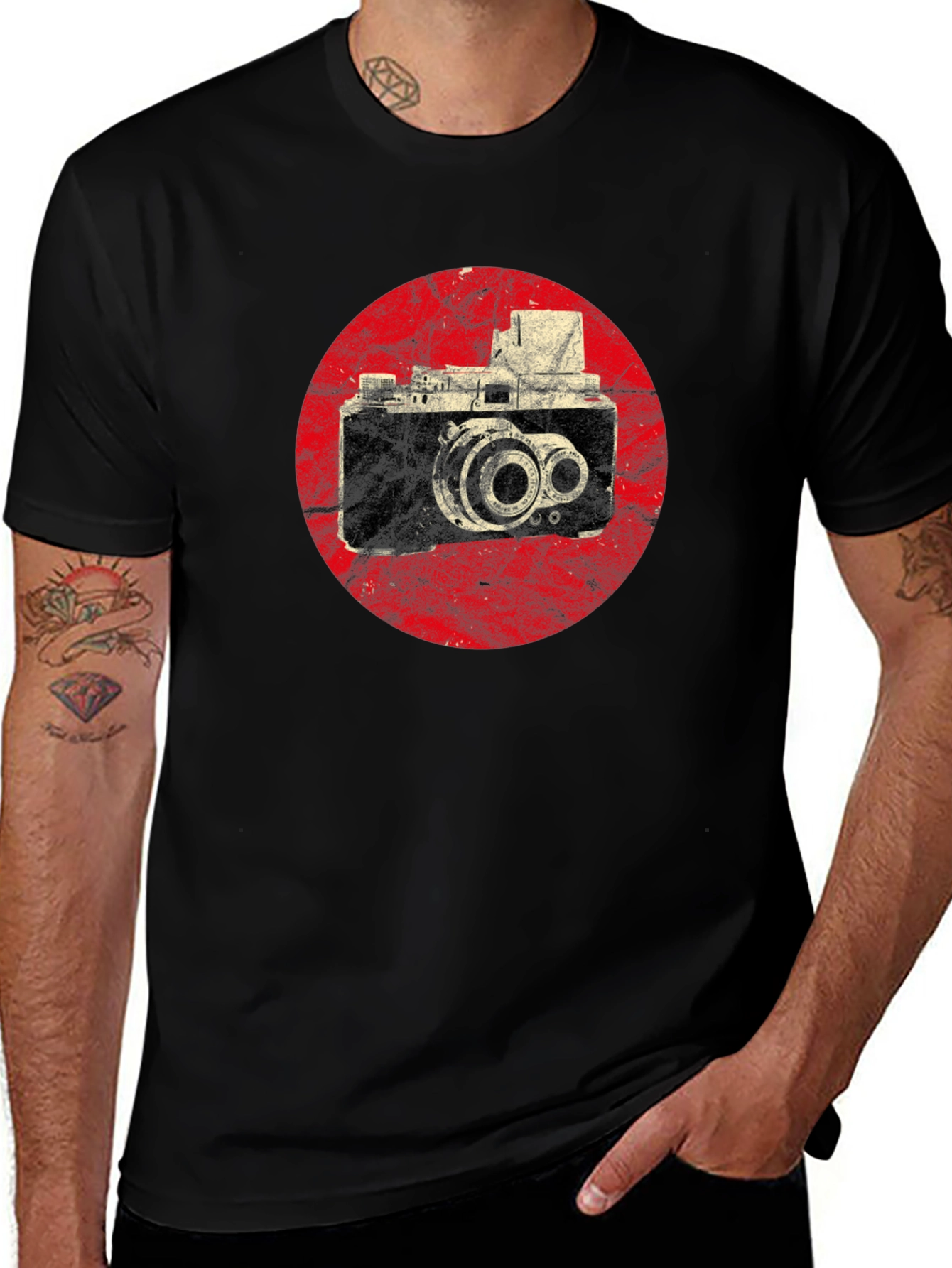 Camiseta Negra con Diseño de Cámara Vintage en Rojo