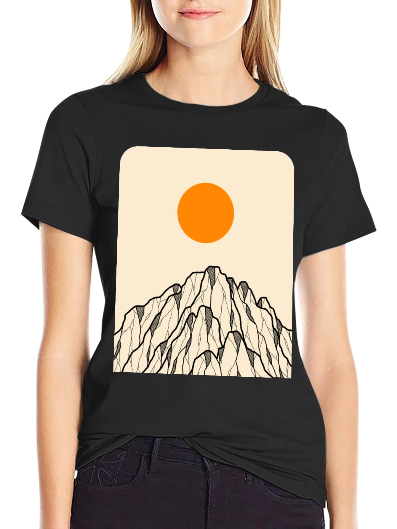 Camiseta Negra con Diseño de Montaña y Sol
