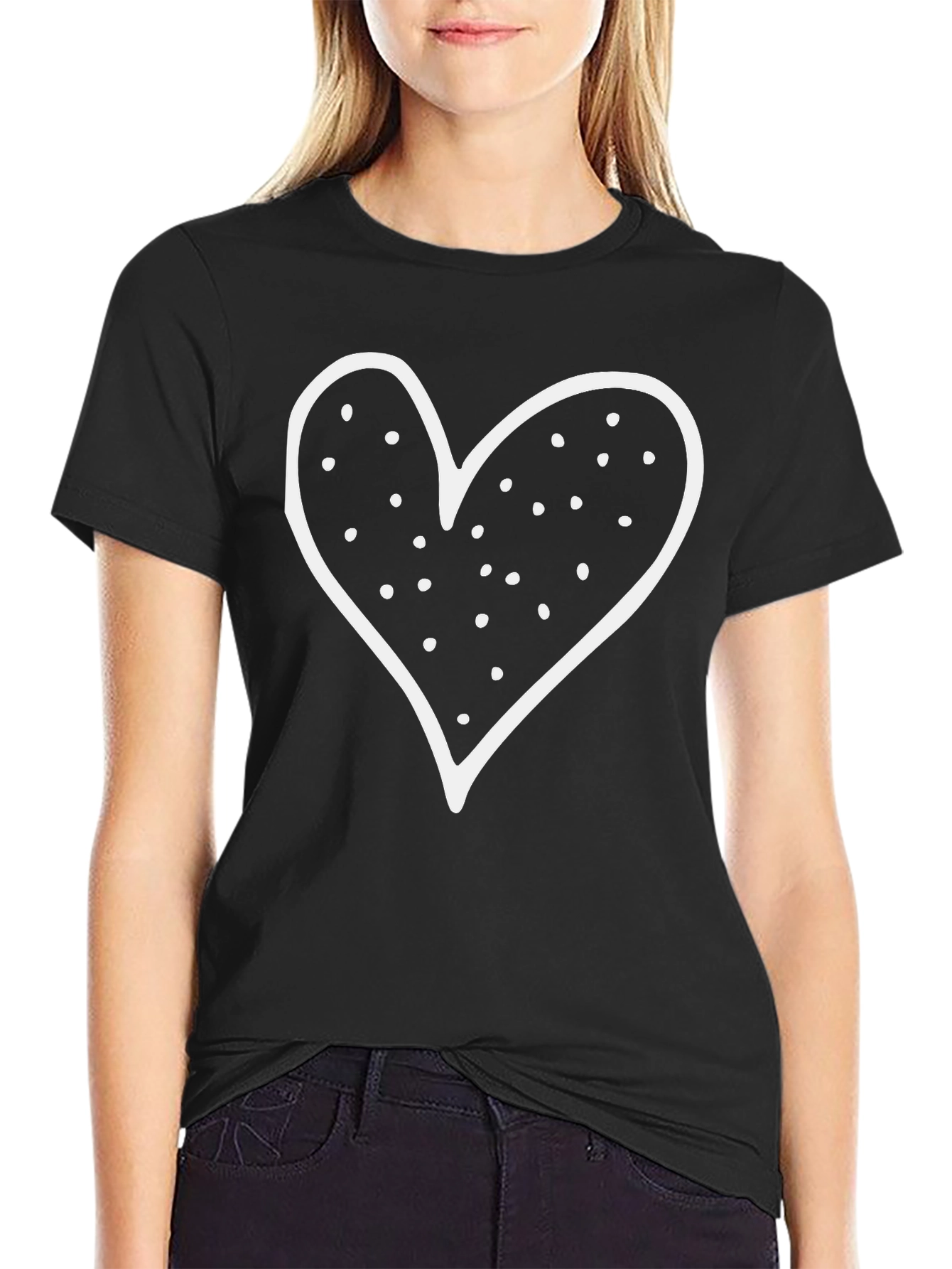 Camiseta Negra con Corazón Blanco y Lunares