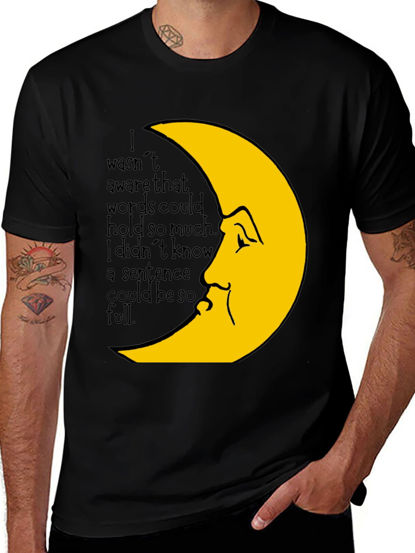 Camiseta Negra con Diseño de Luna Llena de Palabras