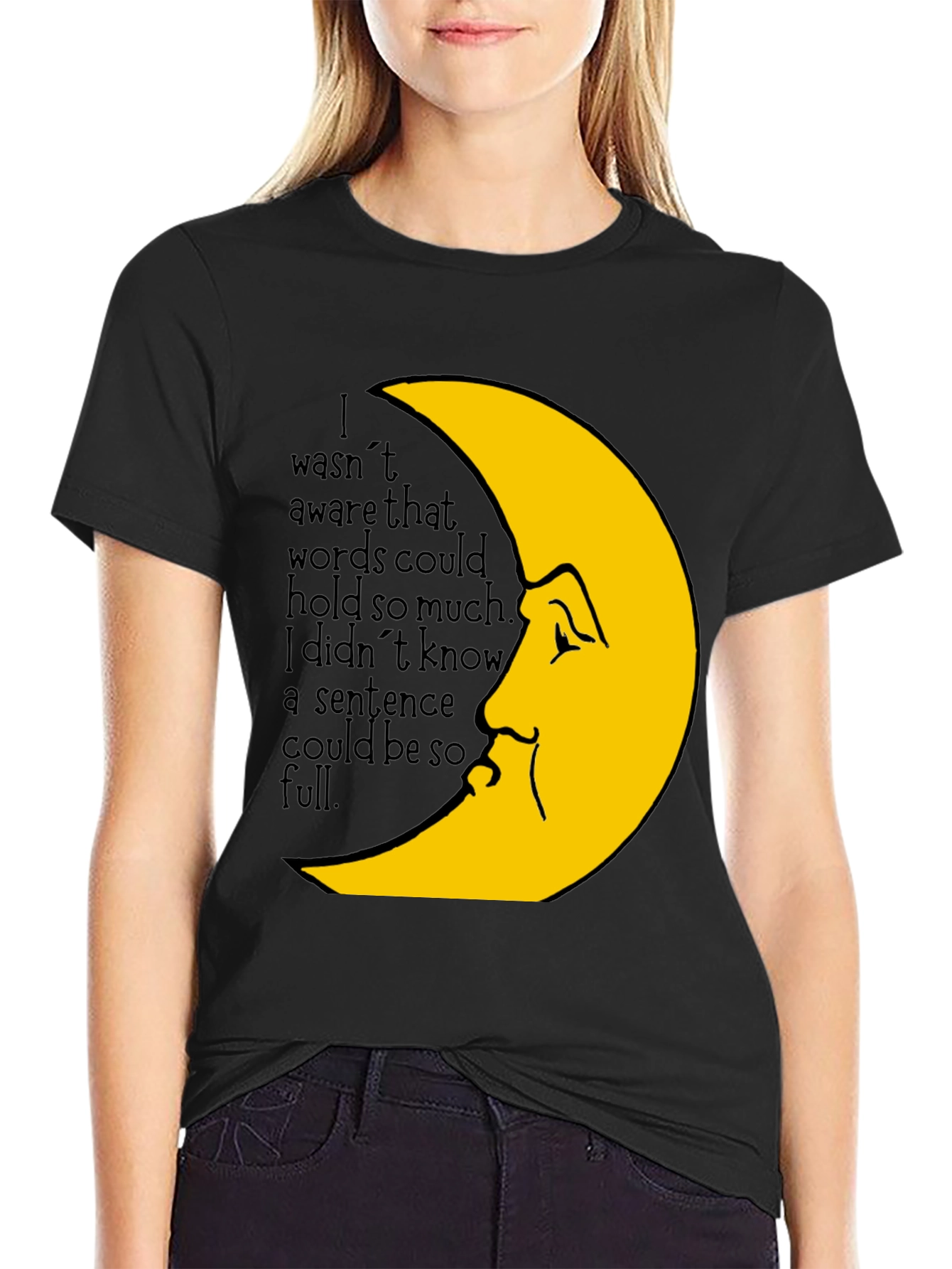 Camiseta Negra con Diseño de Luna Llena de Palabras