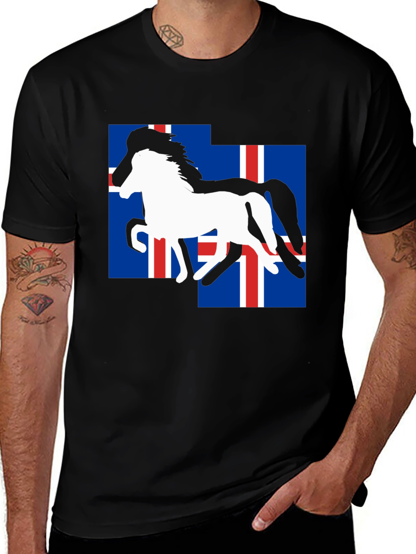 Camiseta Negra con Diseño de Caballo y Bandera Islandesa