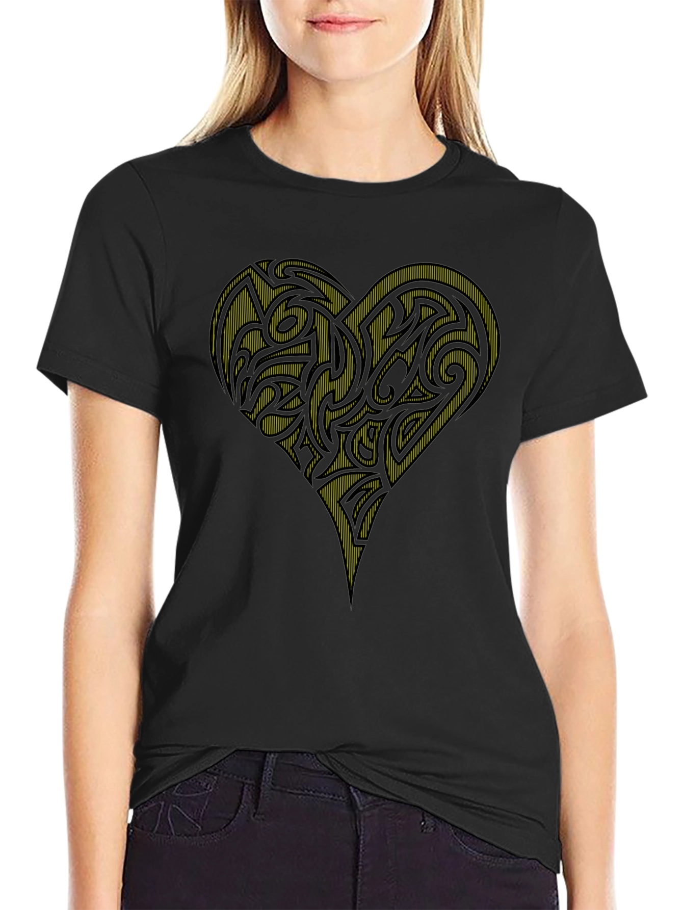 Camiseta Negra con Corazón Tribal