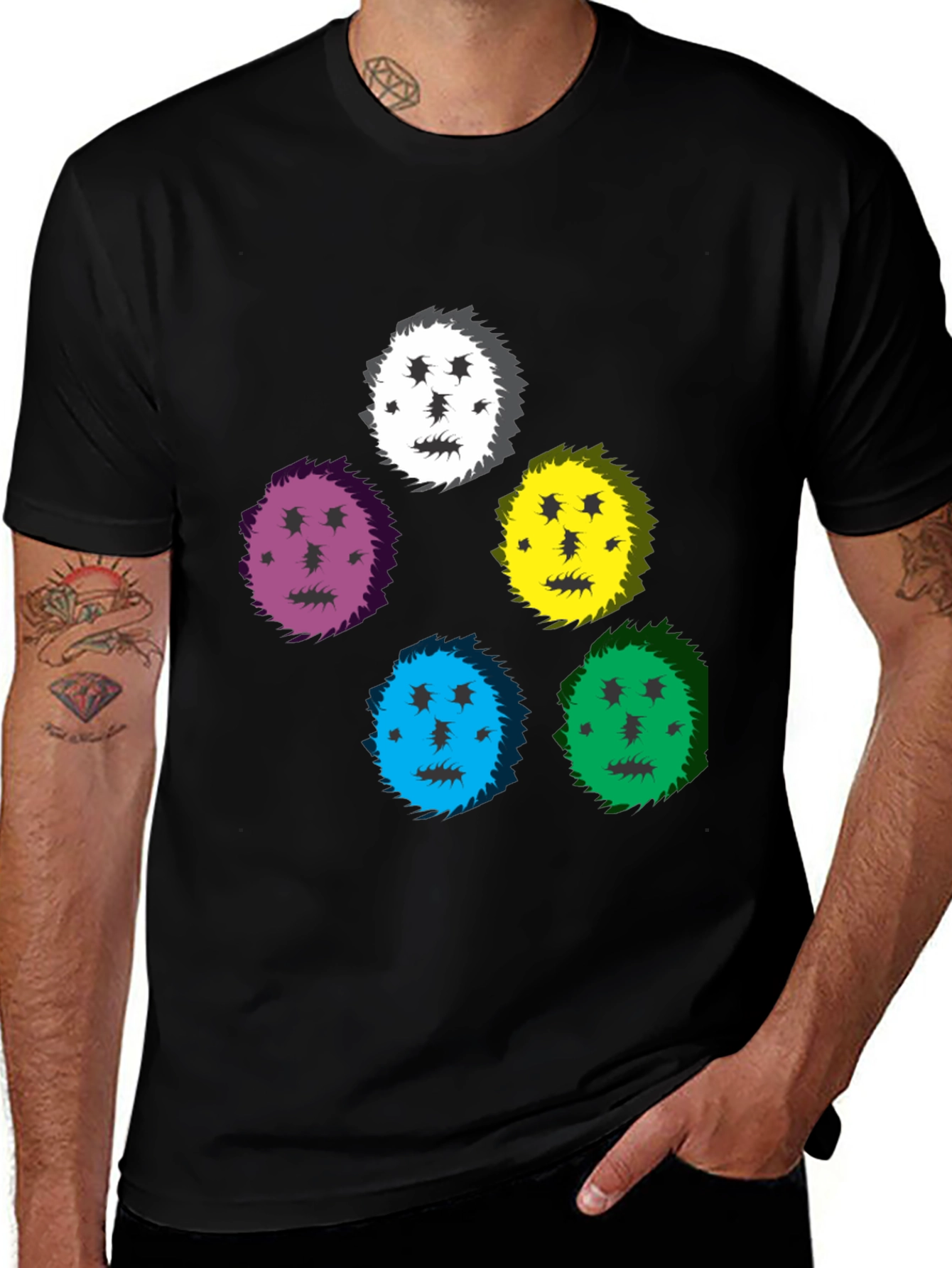 Camiseta Negra con Diseño de Caras Coloridas