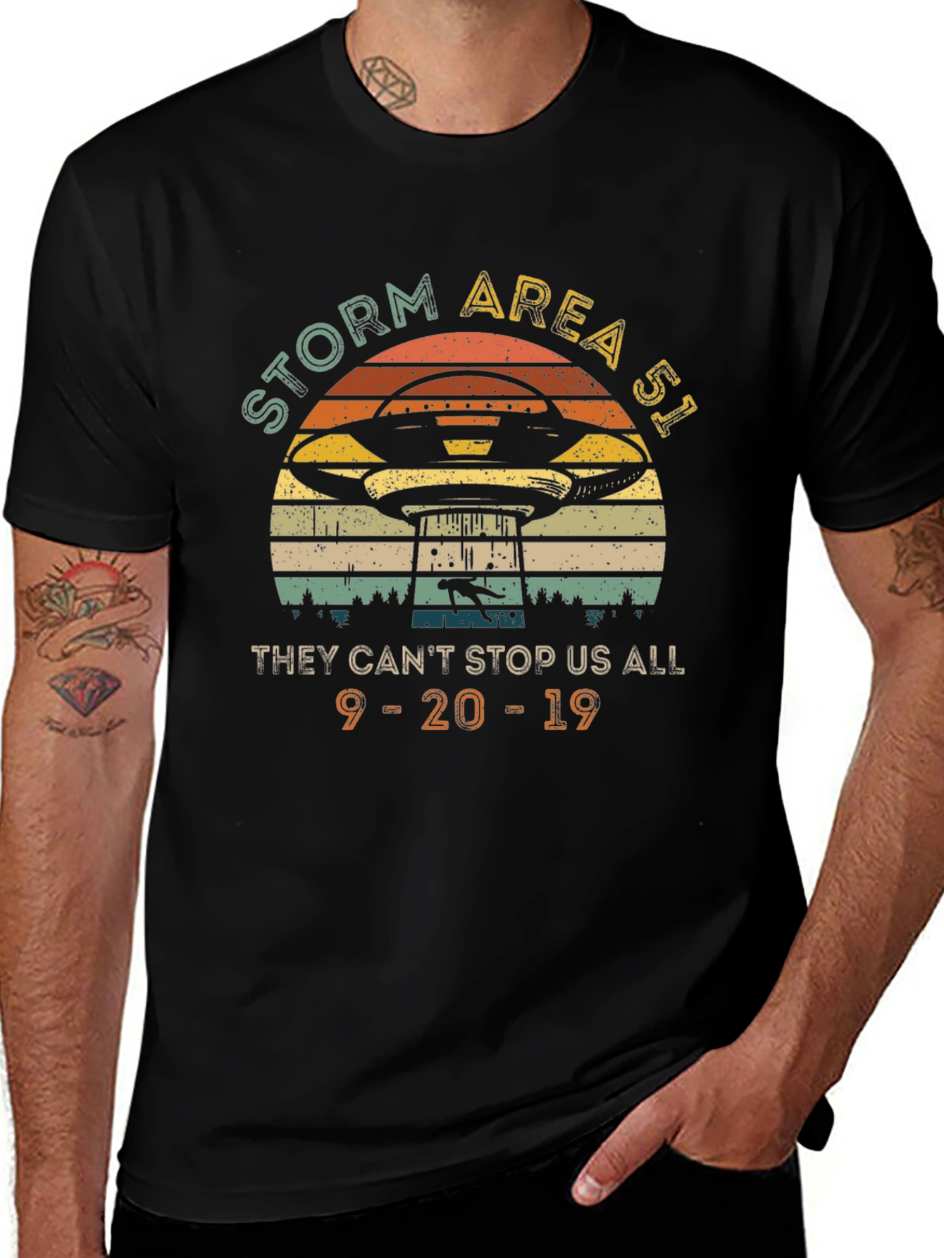 Camiseta Negra Área 51 Tormenta Retro