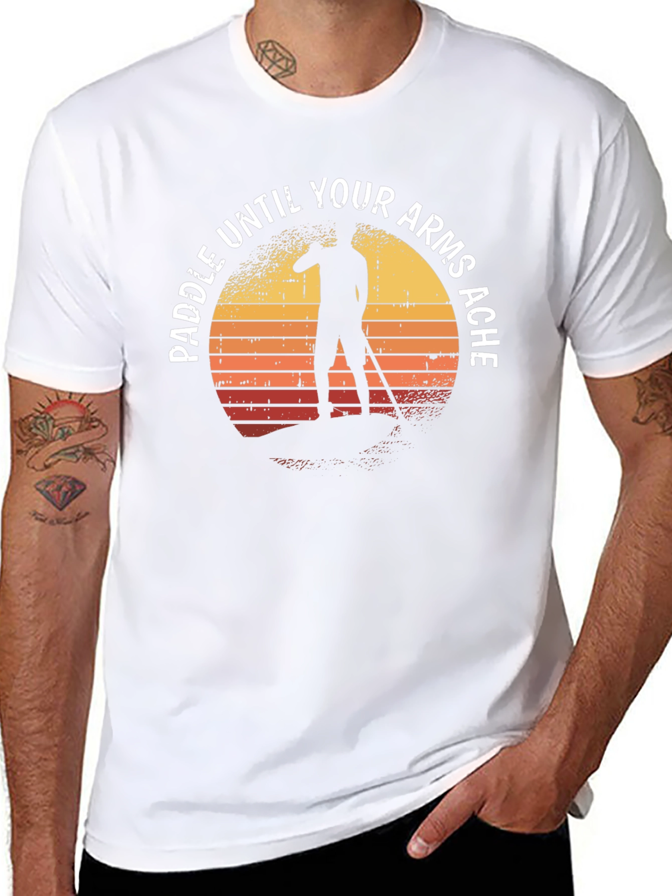 Camiseta Negra con Diseño de Paddle Surf al Atardecer