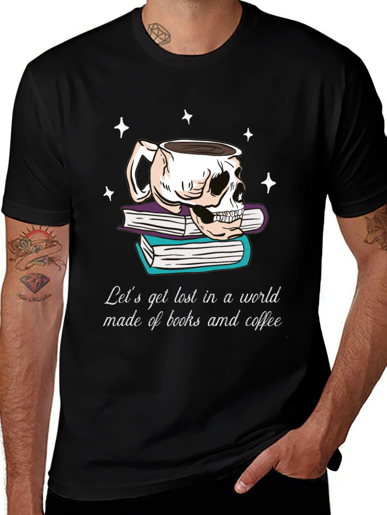 Camiseta Negra con Diseño de Calavera Libros y Café