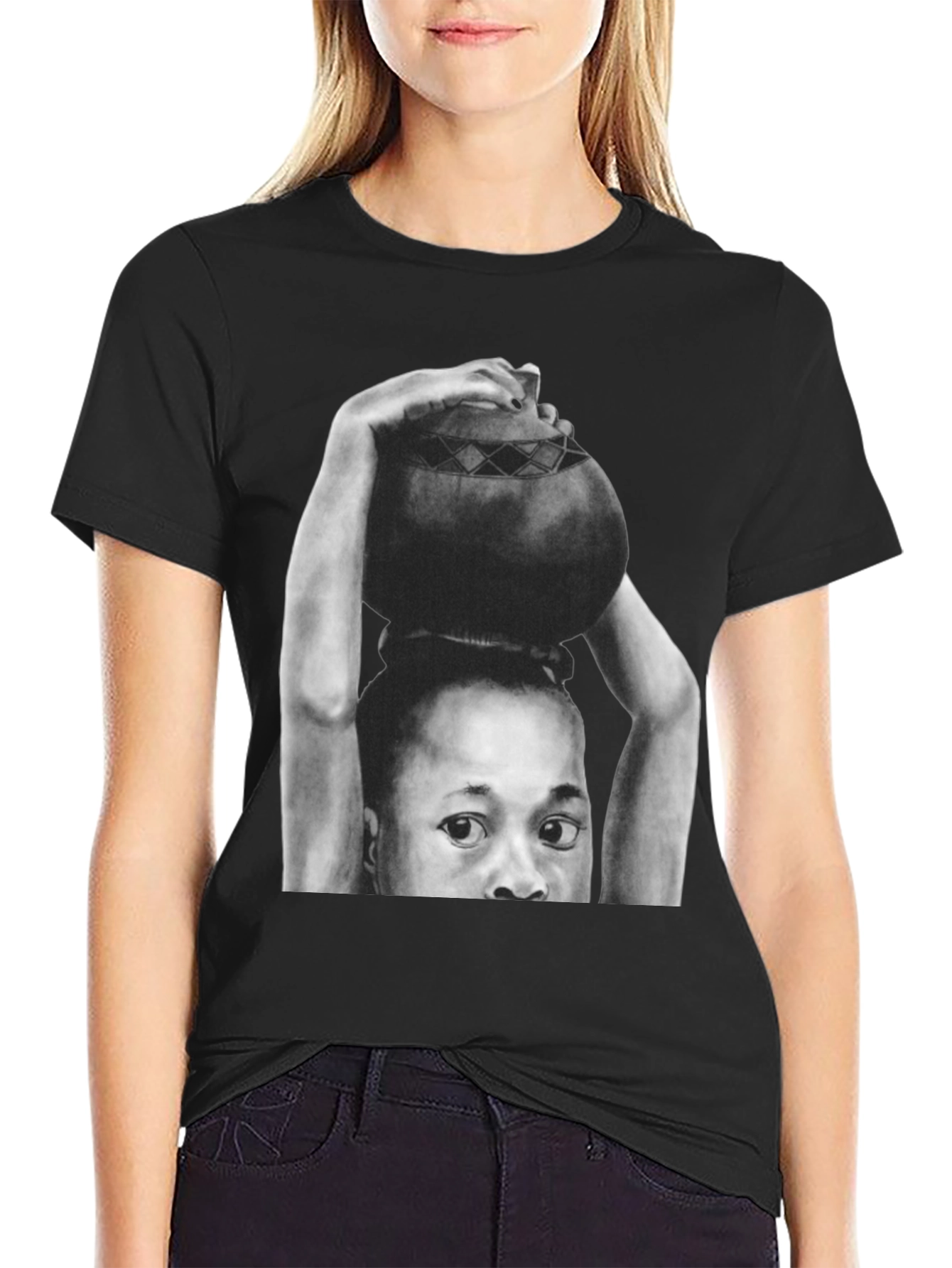 Camiseta Negra con Diseño Artístico de Mujer Africana