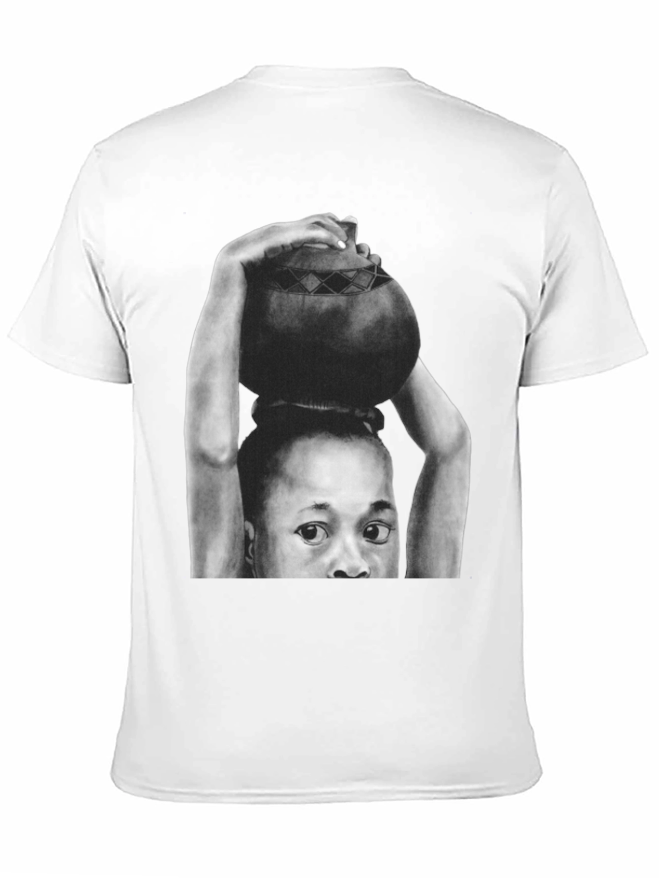 Camiseta Negra con Diseño Artístico de Mujer Africana