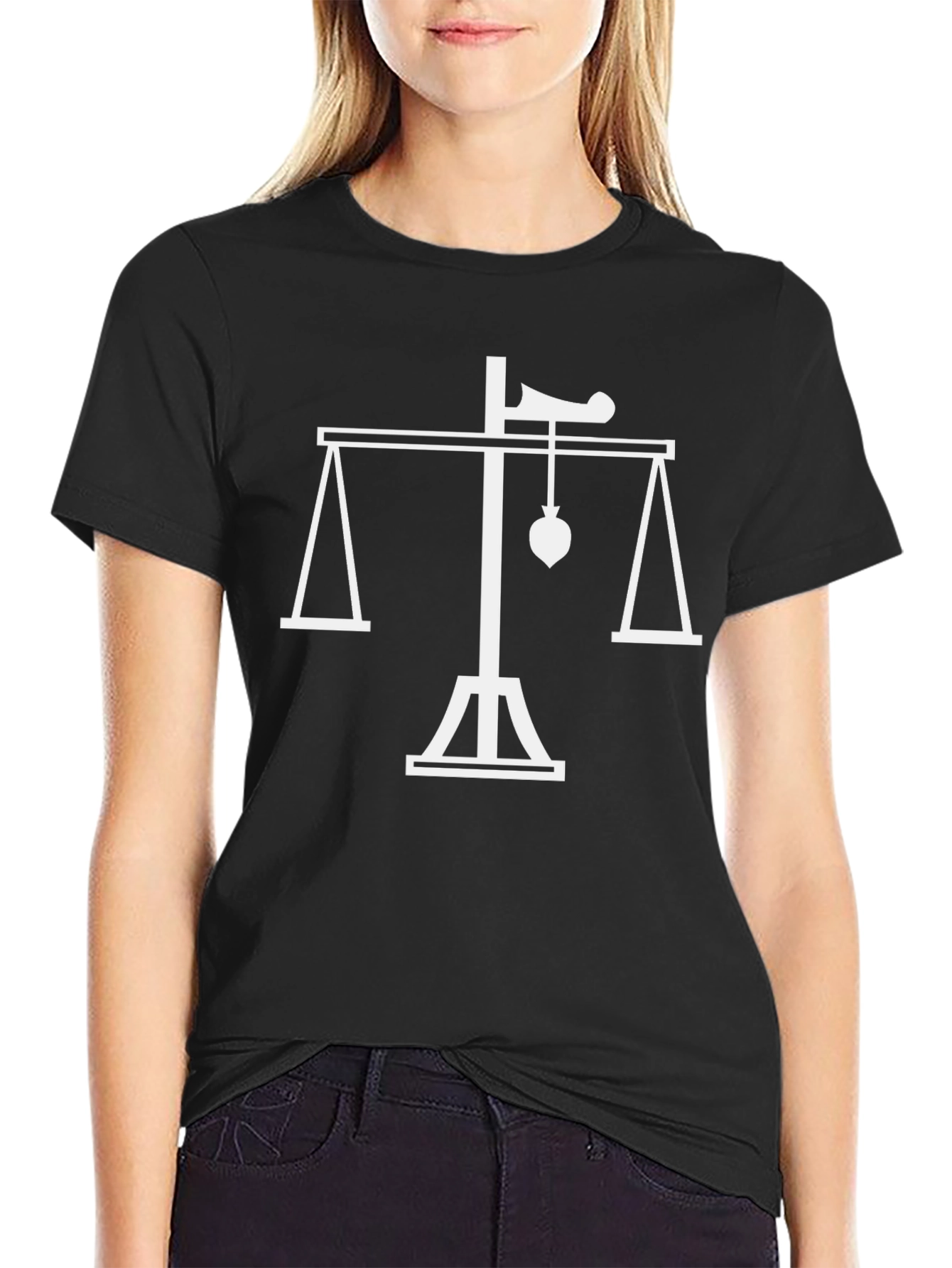 Camiseta Negra con Diseño de Balanza de la Justicia