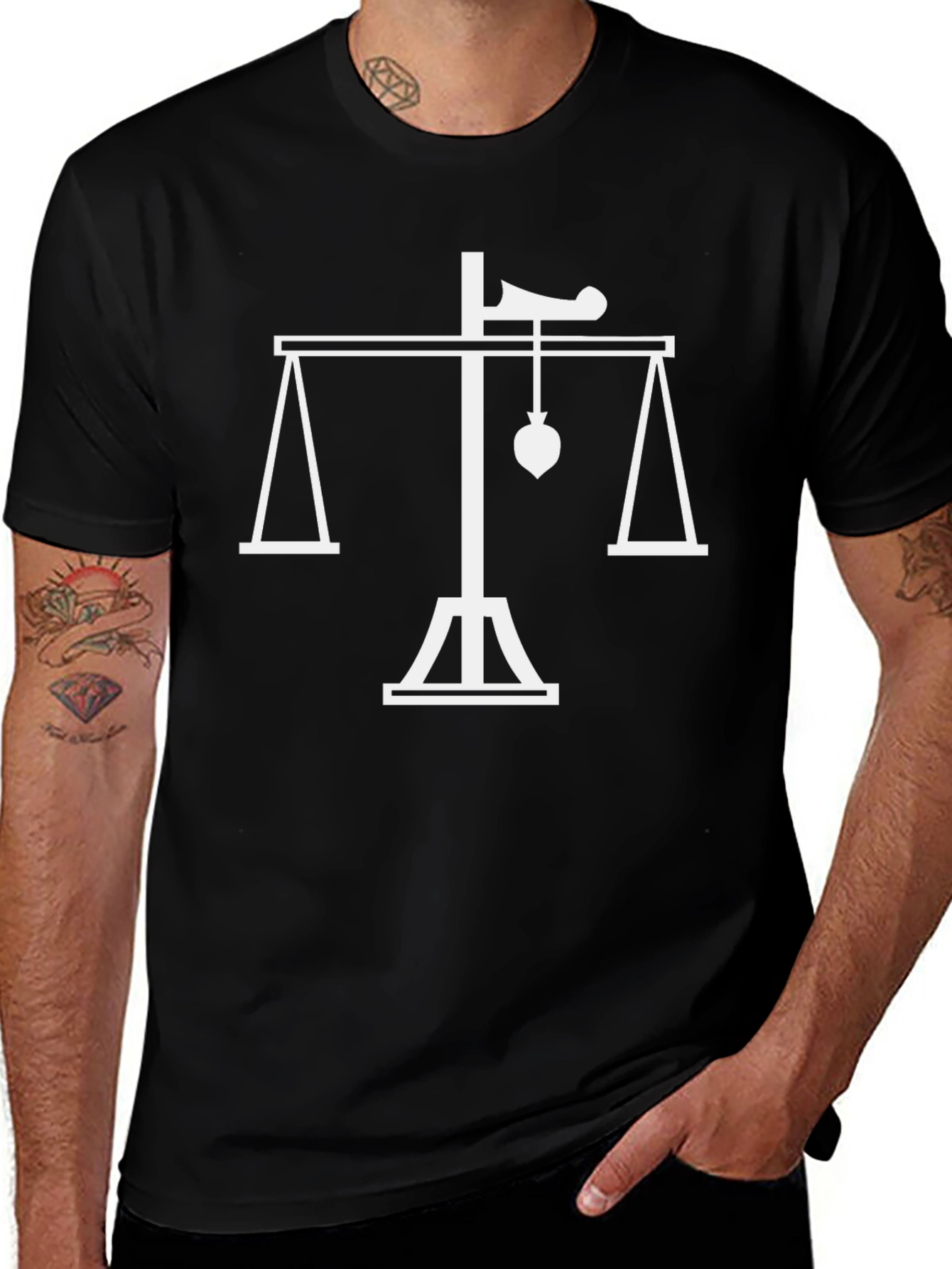 Camiseta Negra con Diseño de Balanza de la Justicia