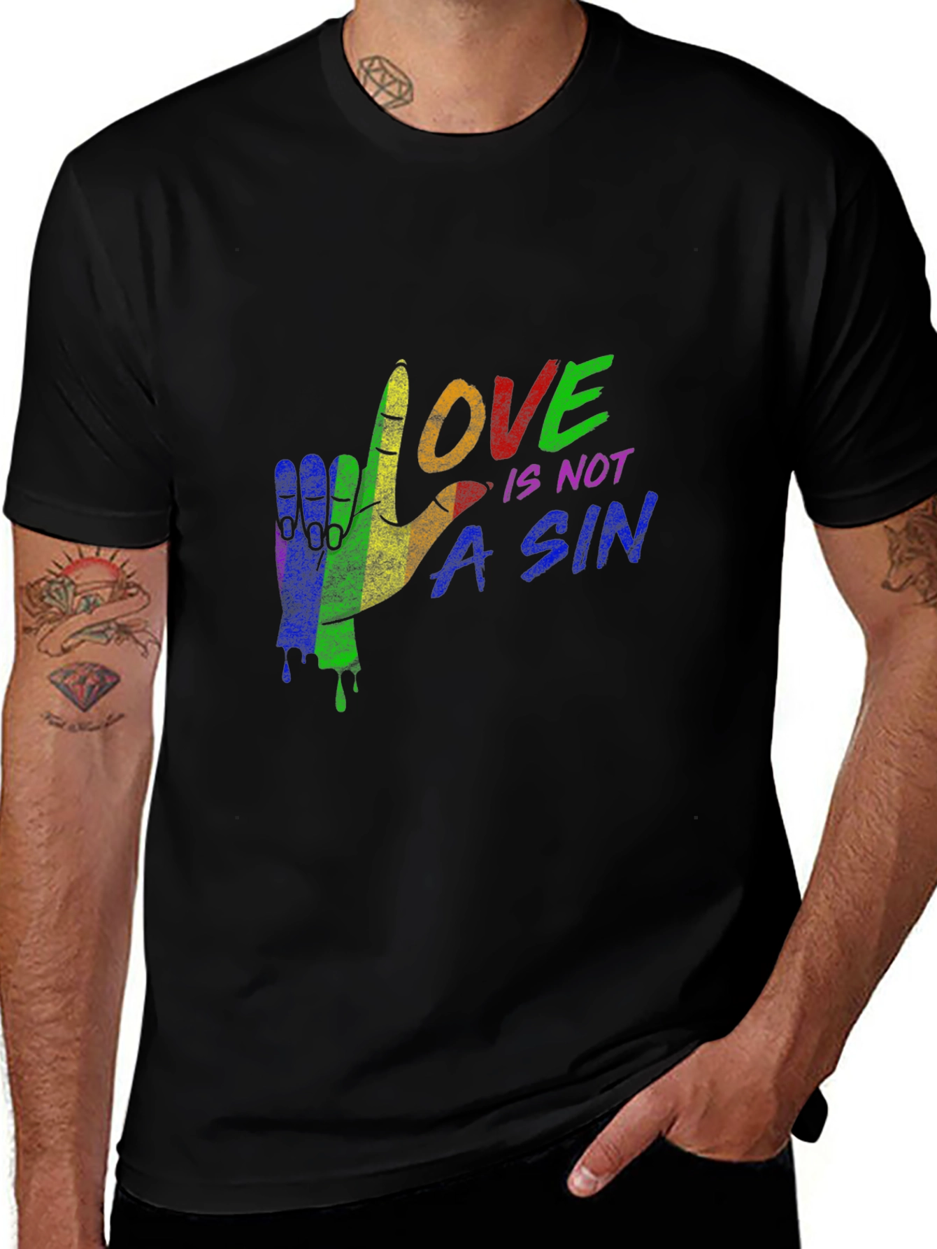 Camiseta Negra con Diseño de Mano y Mensaje LGBTQ+