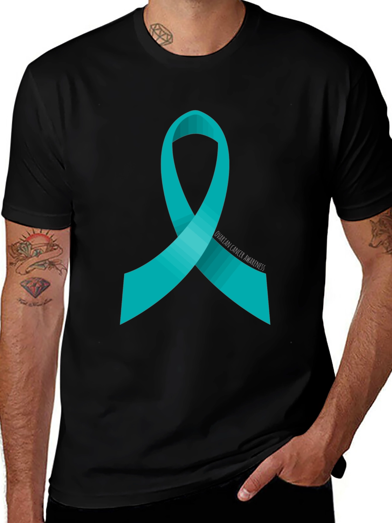 Camiseta Negra con Cinta de Concienciación del Cáncer de Ovario