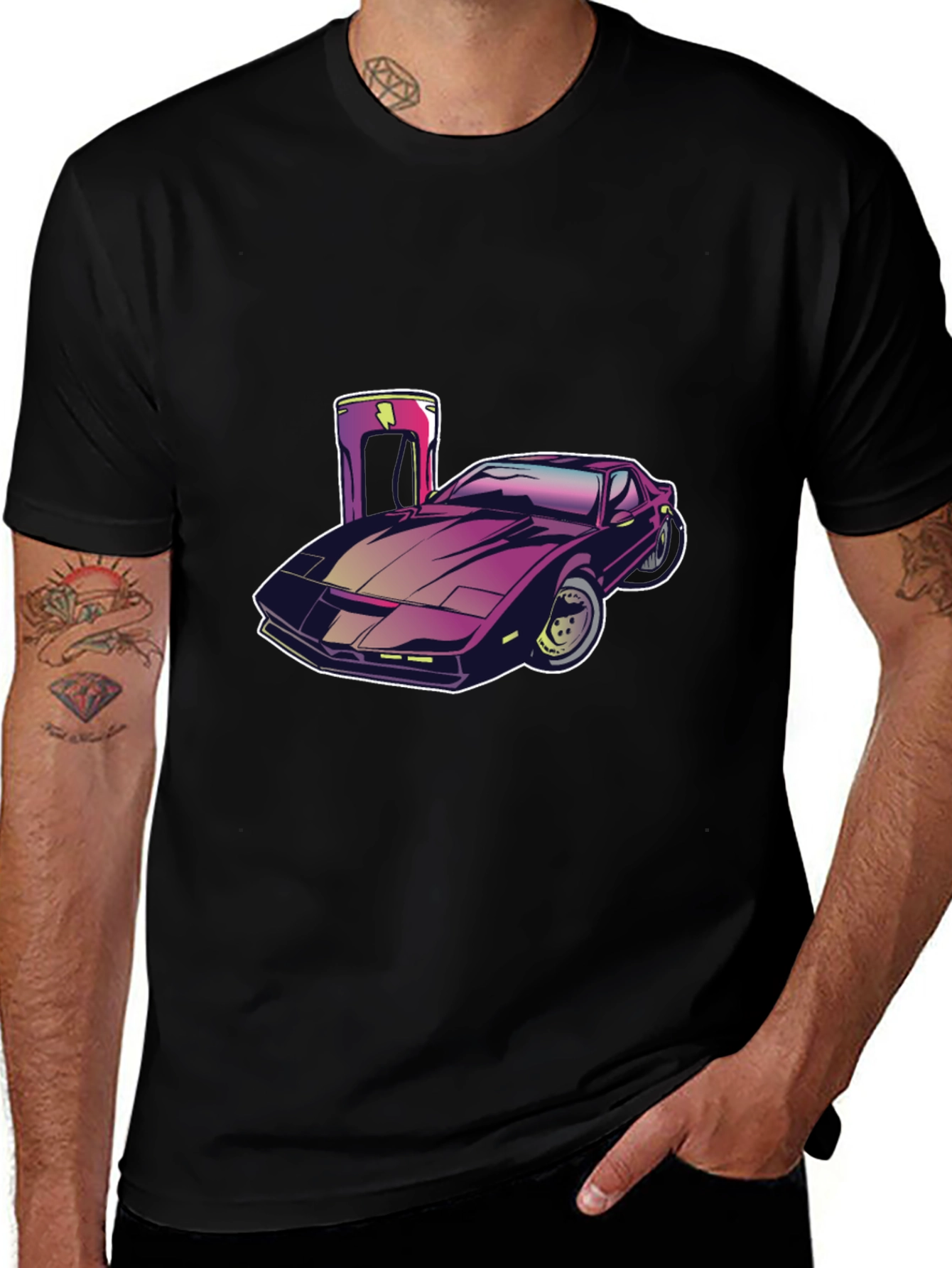 Camiseta Negra con Diseño de Coche Futurista