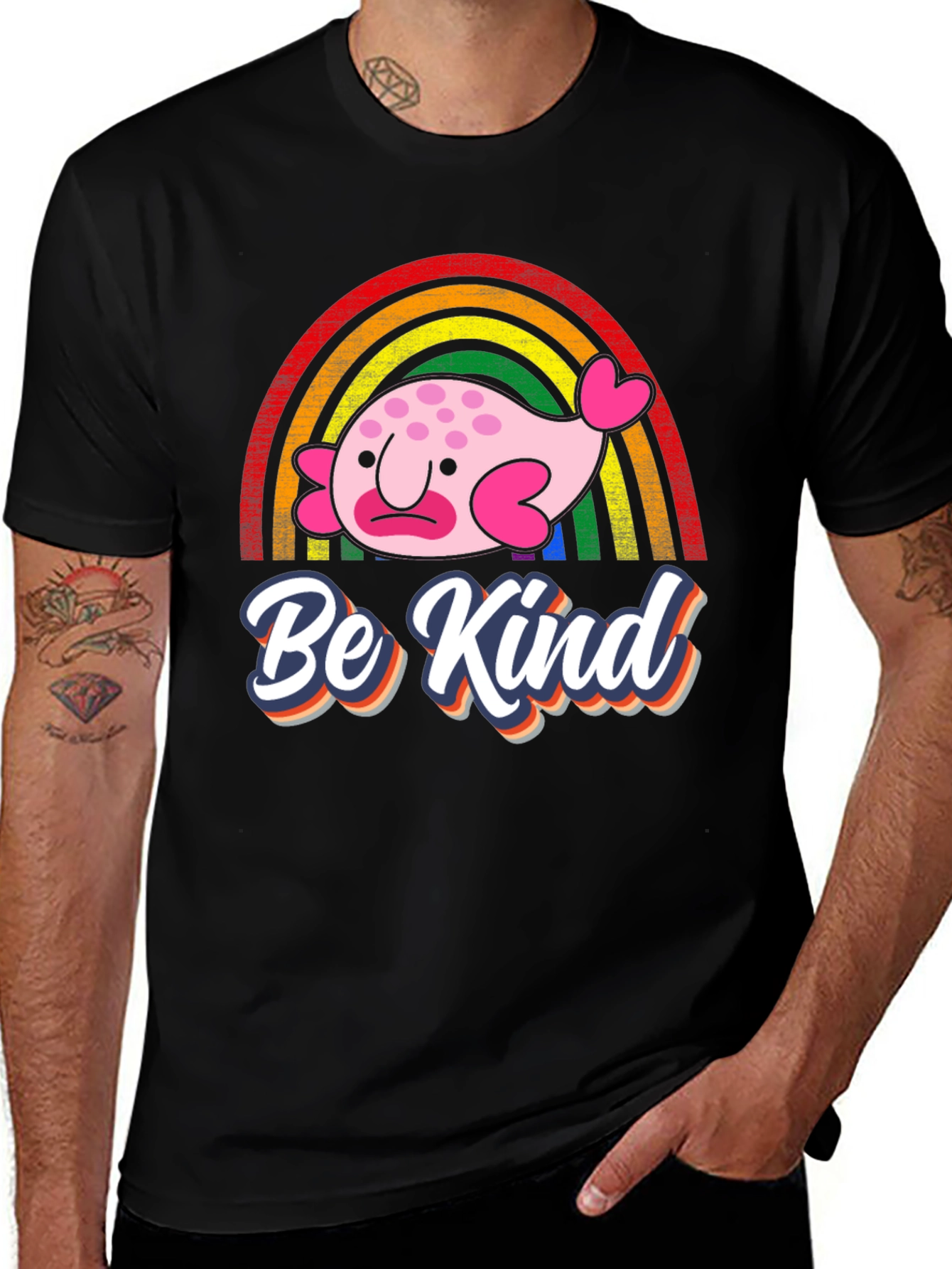 Camiseta Negra Be Kind con Arcoíris y Blobfish