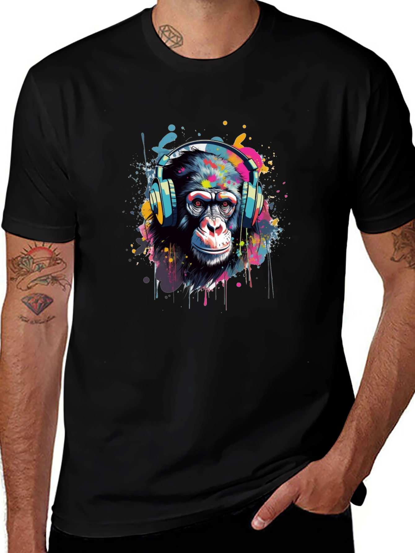 Camiseta Negra con Diseño de Mono con Auriculares