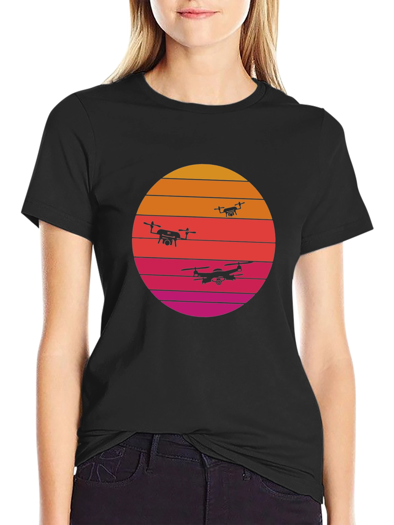 Camiseta con Diseño de Drones y Atardecer Retro
