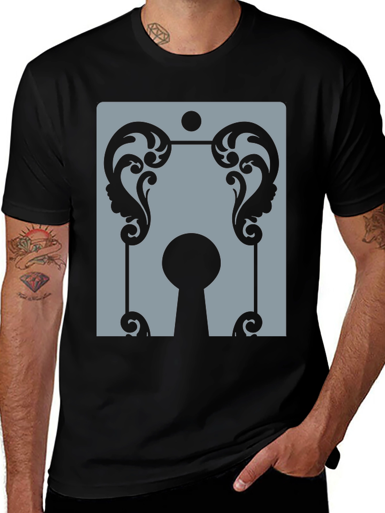 Camiseta Negra con Diseño de Cerradura Ornamentada